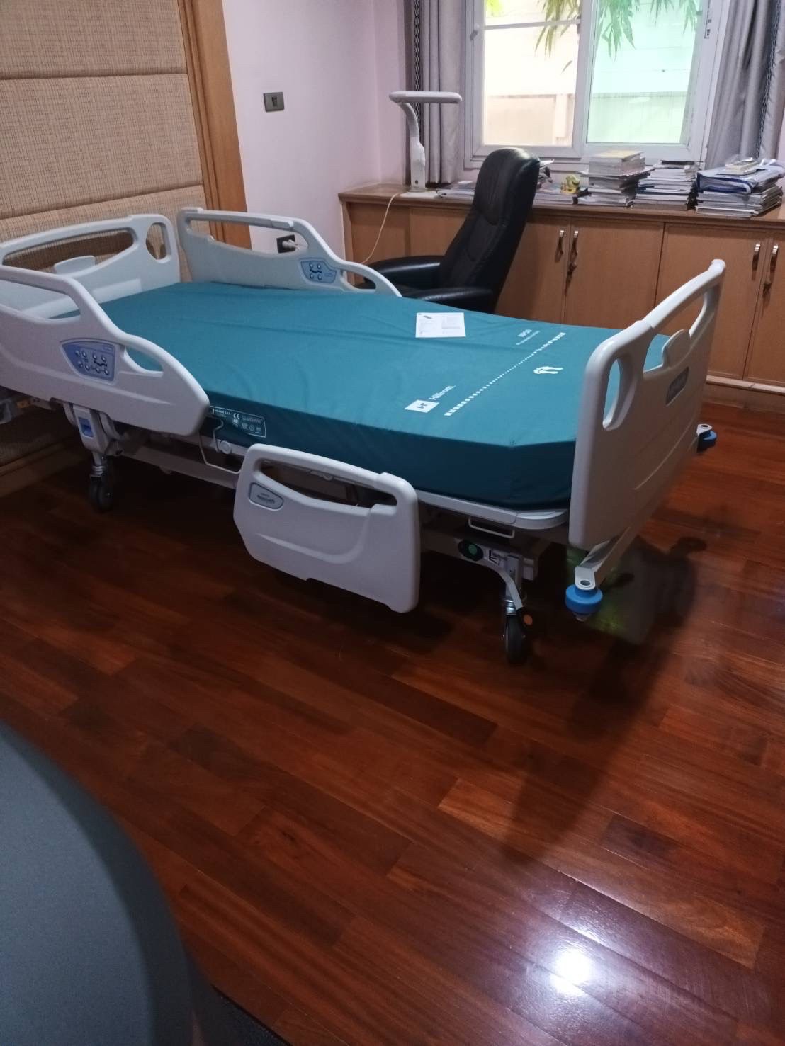 ชุดสุดคุ้ม E เตียงผู้ป่วยปรับระดับไฟฟ้า 5 ฟังก์ชั่น Hill-Rom รุ่น Centuris Type C แบบราวกั้นปีกนกยาว + ฟูก Hill-Rom NP50 แบรนด์จากประเทศสหรัฐอเมริกา + แถมพิเศษ หมอน + ผ้าปูที่นอน + ผ้ายาง + เก้าอี้นั่งอาบน้ำ + ไม้เท้า รับประกัน 1 ปี (รุ่นขายดี)