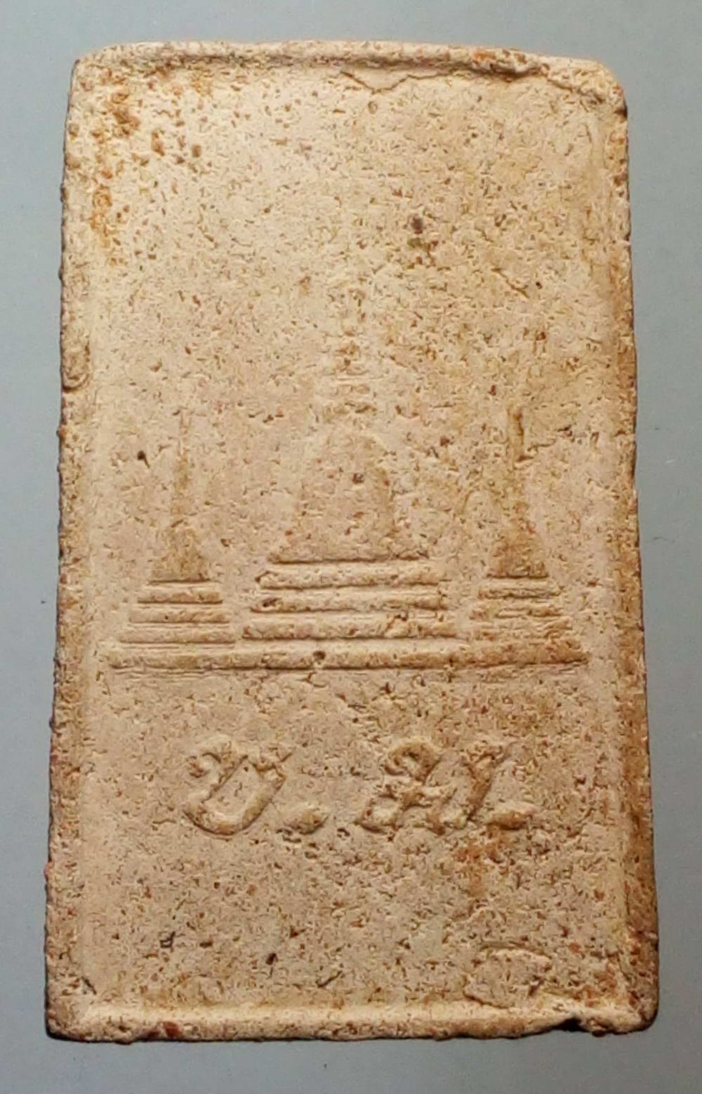 รหัสสินค้า พระไม่ทราบที่ 181 พระพุทธเนื้อผงใบโพธิ์ หลังเจดีย์สามองค์ ด้านหลังมีตัวอักษรย่อ ช.ม.ไม่ทราบที่ พระรายการนี้ให้เช่าบูชาแล้ว