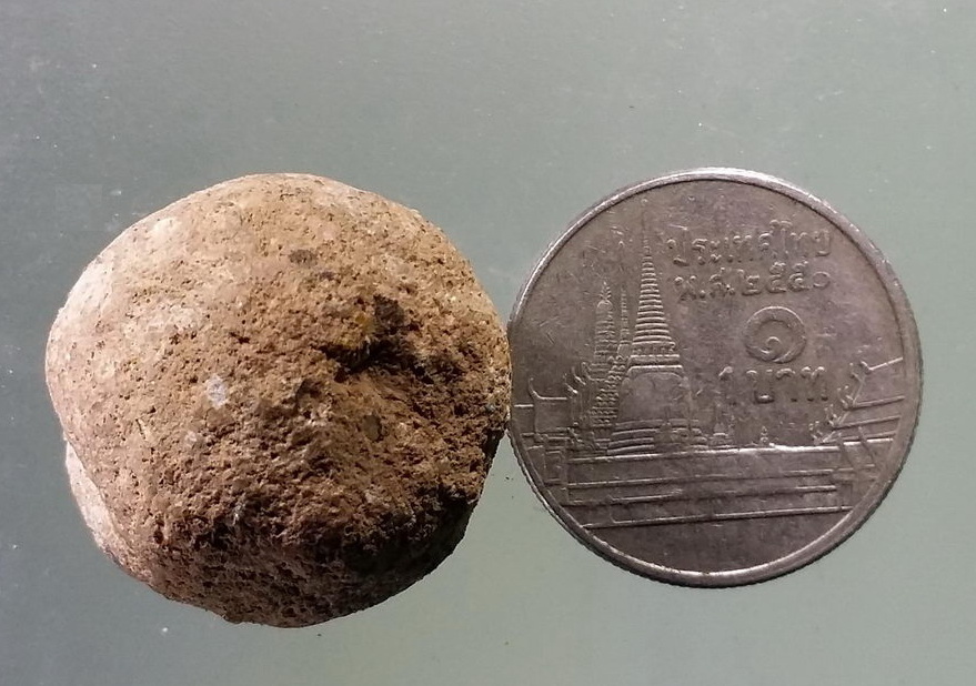 Antig Pim 244 เครื่องรางของขลัง ลูกอม เนื้อผงสีออกชมพู (นิยม) หลวงพ่อพริ้ง วัดบางปะกอก