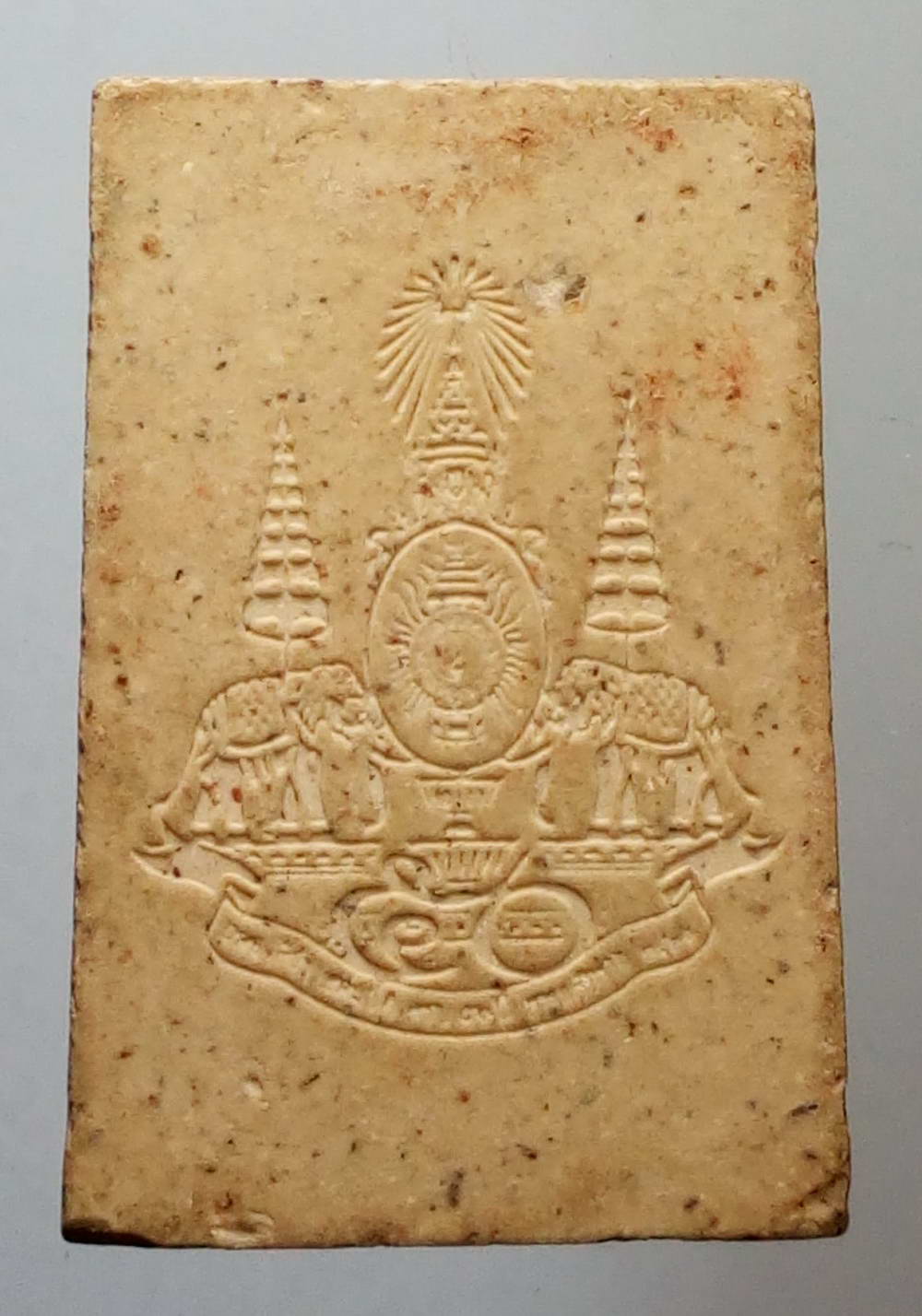 รหัสสินค้า พระไม่ทราบที่ 131 พระสมเด็จเนื้อผง หลังตราสัญลักษณ์กาญจนาภิเษก ที่ระลึกในหลวงรัชกาลที่ 9 ครองราชย์ครบ 50 ปี ไม่ทราบวัดที่สร้าง พระรายการนี้ให้เช่าบูชาแล้ว