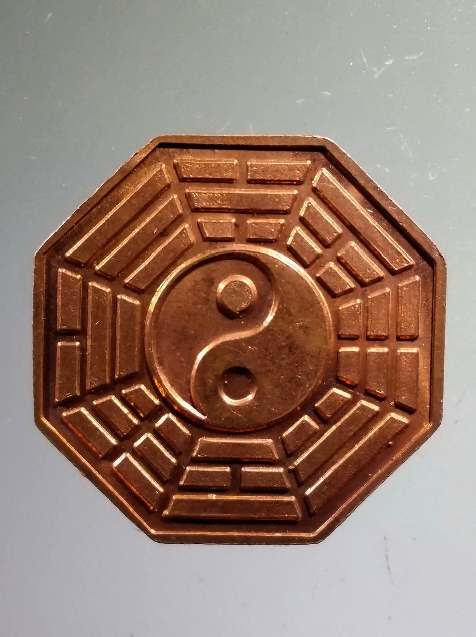 Antig Pim 499 เหรียญแปดเหลี่ยม หลวงพ่อเพชร วัดท่าถนน จังหวัดอุตรดิตถ์ หลังยันต์ โป๊ยข่วย หยินหยาง ตอกโค๊ต