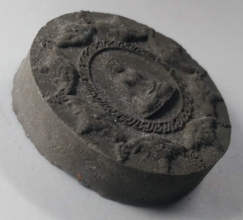 รหัสสินค้า จตุคามรามเทพ 046 พระพุทธสิหิงค์ พิธีจตุคามรามเทพ เนื้อว่านกากยายักษ์ รุ่นเปิดตำนานพระบรมธาตุ 9 วัด 9 พิธี จัดสร้างโดยคณะสงฆ์ อ.หัวไทร จ.นครศรีธรรมราช สร้างปี 2550 พร้อมกล่องเดิม จตุคามรามเทพรายการนี้ให้เช่าบูชาแล้ว