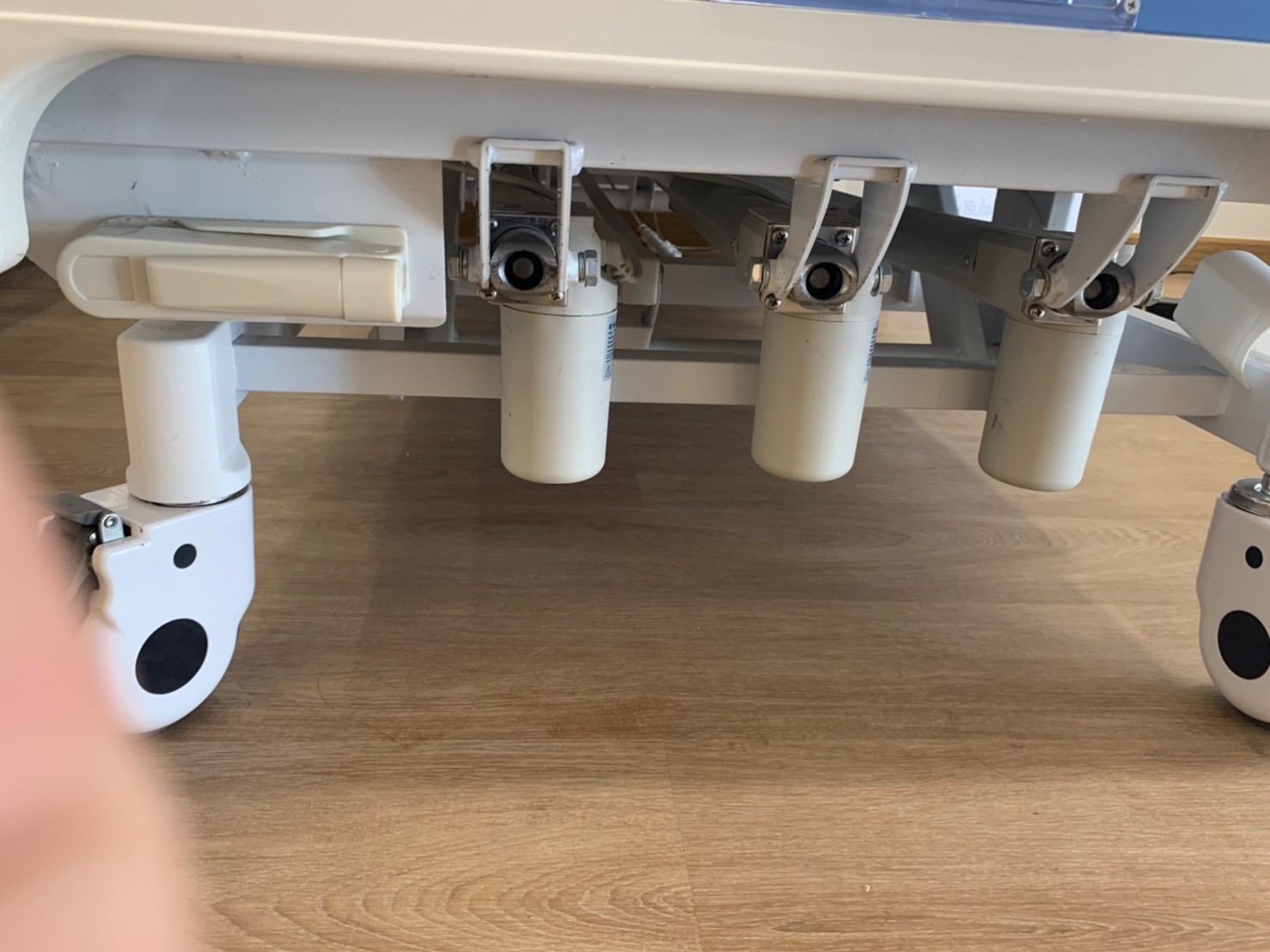 เตียงผู้ป่วยแบบผสม Hybrid 4 ฟังก์ชั่น (ไฟฟ้า และ มือหมุน 2 IN 1) ไฟฟ้าดับ สามารถปรับด้วยมือหมุนได้ + แถมพิเศษ ฟูกที่นอน 4 ตอน + ชุดผ้าปูที่นอน ปลอกหมอน + ผ้ายางกันเปื้อน