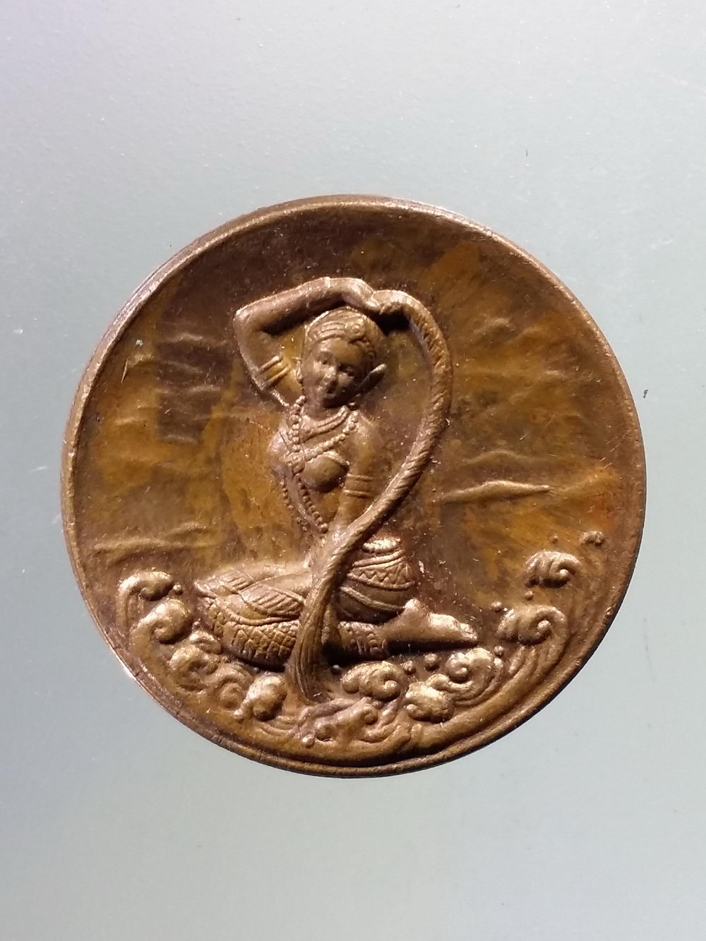 Antig Pim 243 เหรียญพระแม่ธรณีบีบมวยผม พระครูปลัดภูสิทธิ์ วัดป่าเขาน้อย อำเภอหนองไผ่ จังหวัดเพชรบูรณ์ ตอกโค๊ต 2 โค้ด