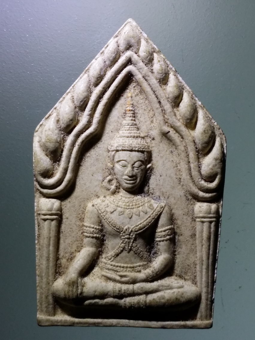 รหัสสินค้า พระเนื้อดิน เนื้อผง เนื้อว่าน 6311 พระผงห้าเหลี่ยม พระพุทธทรงเครื่องจักรพรรดิ์ หลังยันต์ เฑาะว์ ไม่ทราบที่