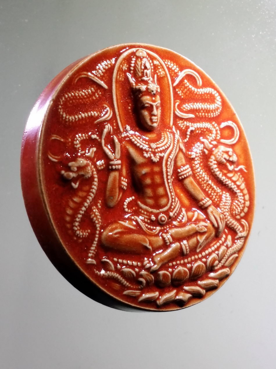 รหัสสินค้า จตุคามรามเทพ 939 พระเทวราชโพธิสัตว์จตุคามรามเทพ รุ่นเฉลิมราชจอมราชันย์ (โคตรเศรษฐียุค 8) เนื้อกระเบื้องเคลือบแดง