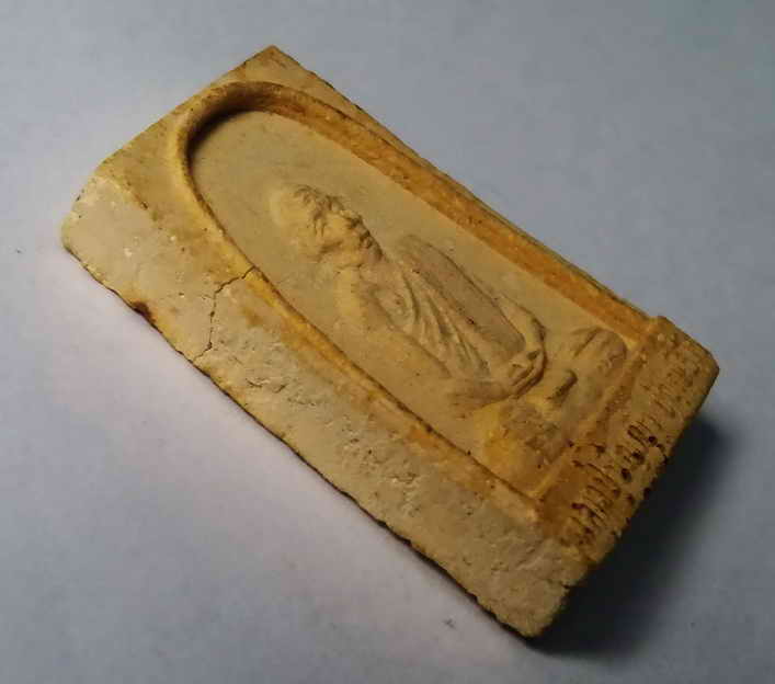 รหัสสินค้า พระเนื้อดิน เนื้อผง เนื้อว่าน 086 พระผงรูปเหมือนหลวงปู่ปัญญา วัดหนองผักหนาม จังหวัดชลบุรี