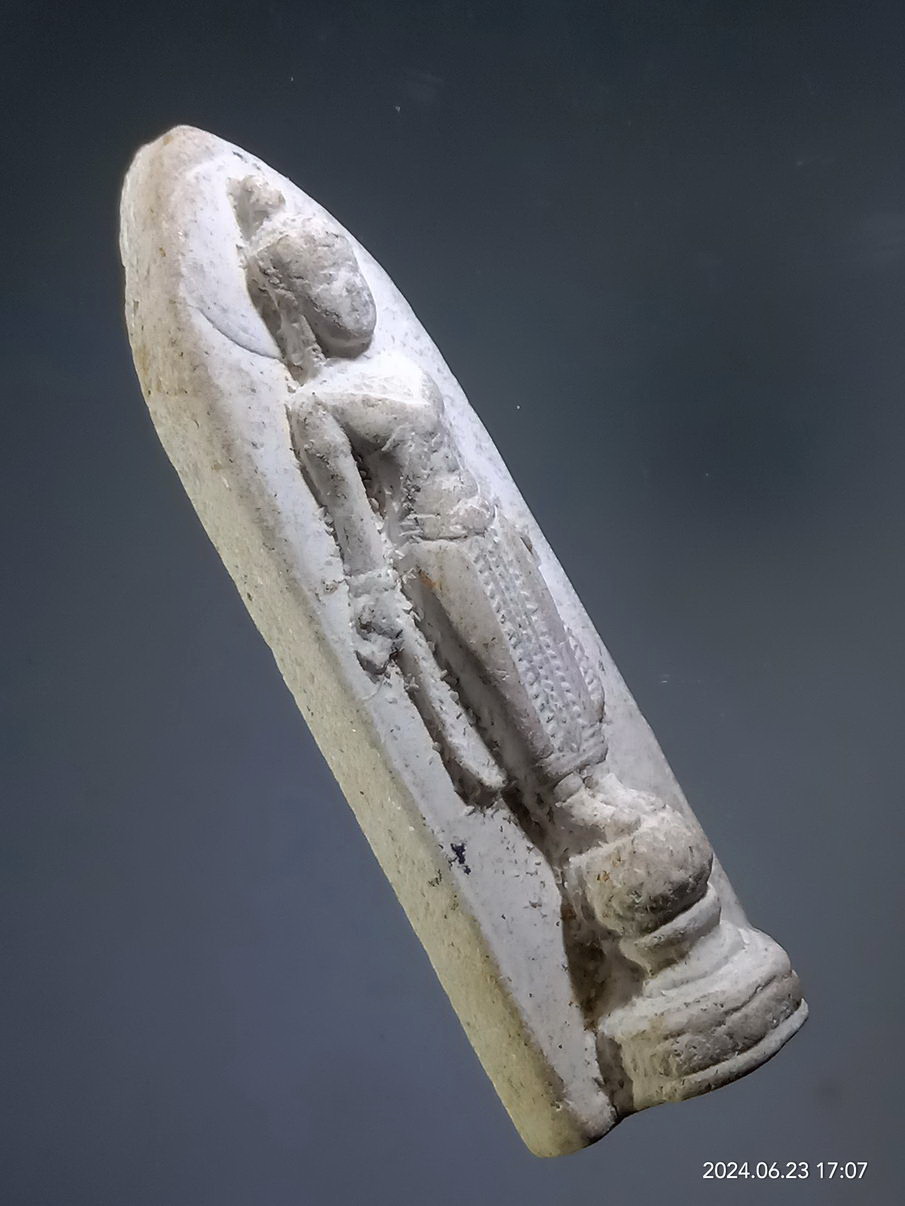 รหัสสินค้า พระเนื้อดิน เนื้อผง เนื้อว่าน 304 พระผงจักรพรรดิ์ หลวงตาม้า วัดถ้ำเมืองนะ จังหวัดเชียงใหม่ พิมพ์พระพุทธปางเปิดโลก หายาก ไม่ค่อยพบเจอ พระรายการนี้ให้เช่าบูชาแล้ว