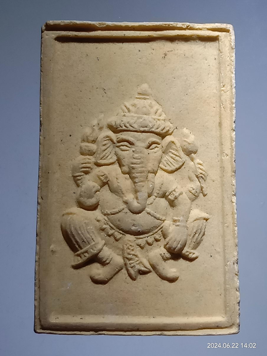 รหัสสินค้า พระเนื้อดิน เนื้อผง เนื้อว่าน 140 เศียรพ่อแก่ฤาษีบรมครู หลังพระพิฆเณศวร เทพเจ้าแห่งความสำเร็จไม่ทราบที่ ไม่รู้ว่าสำนักไหนจัดสร้างครับ