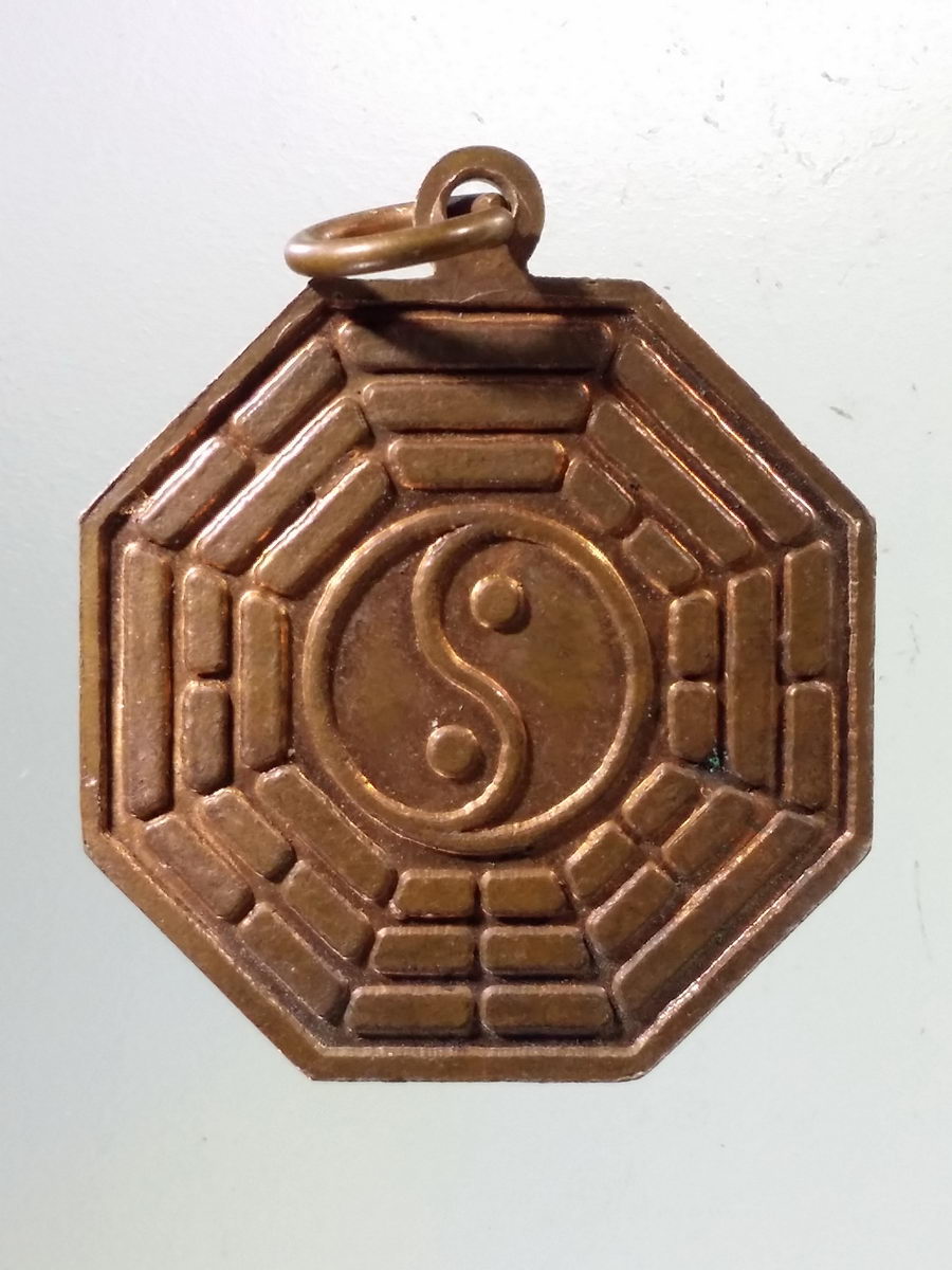 Antig Pim 066 เหรียญ 8 เหลี่ยม หลุ่ยเทียนโฮ้ว ตั่วเทียนส่วย หลังเครื่องหมาย โป๊ยข่วย หยินหยาง