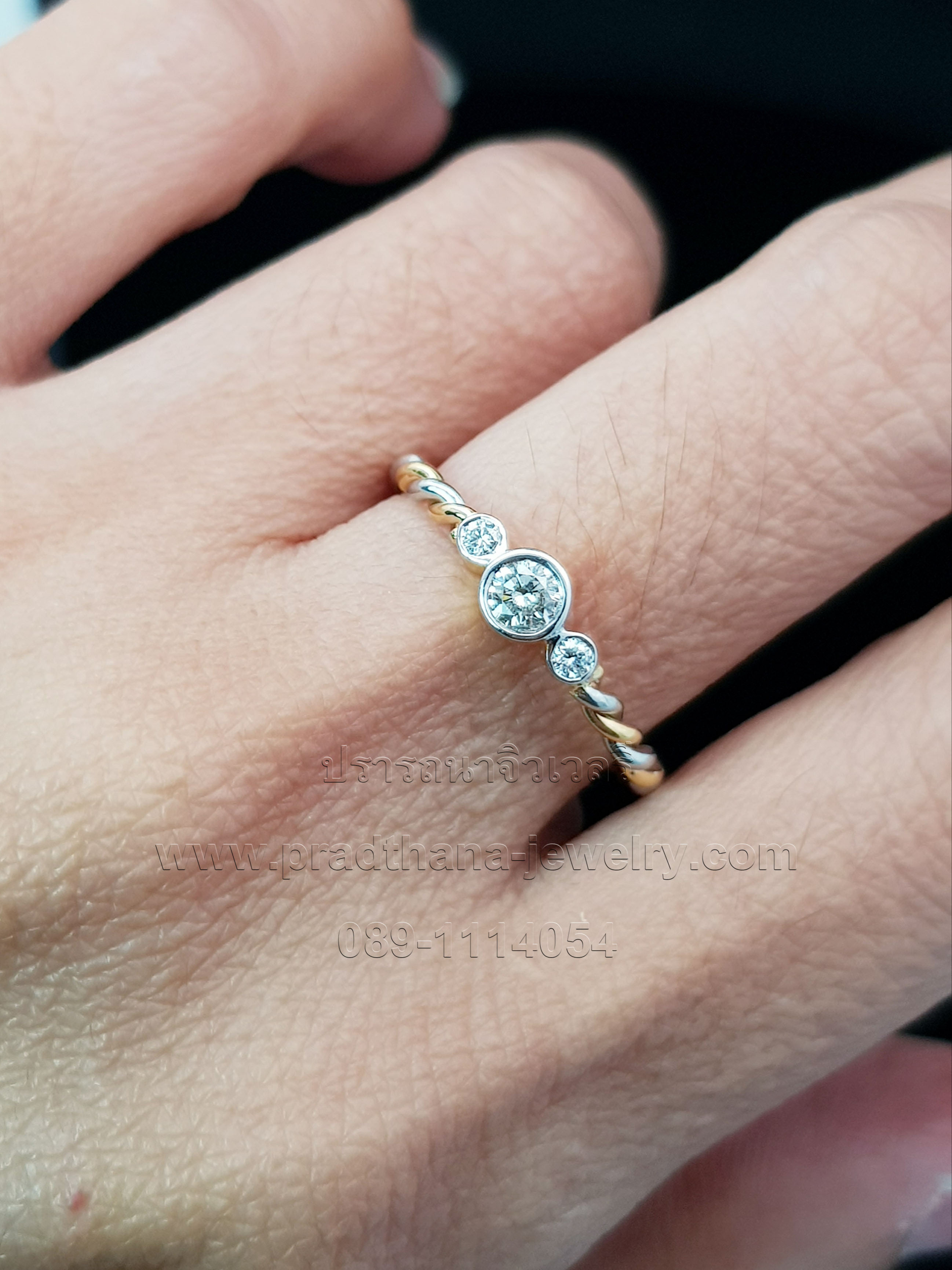 แหวนเพชรชูก้านเกลียวสองสี **ขายแล้ว**