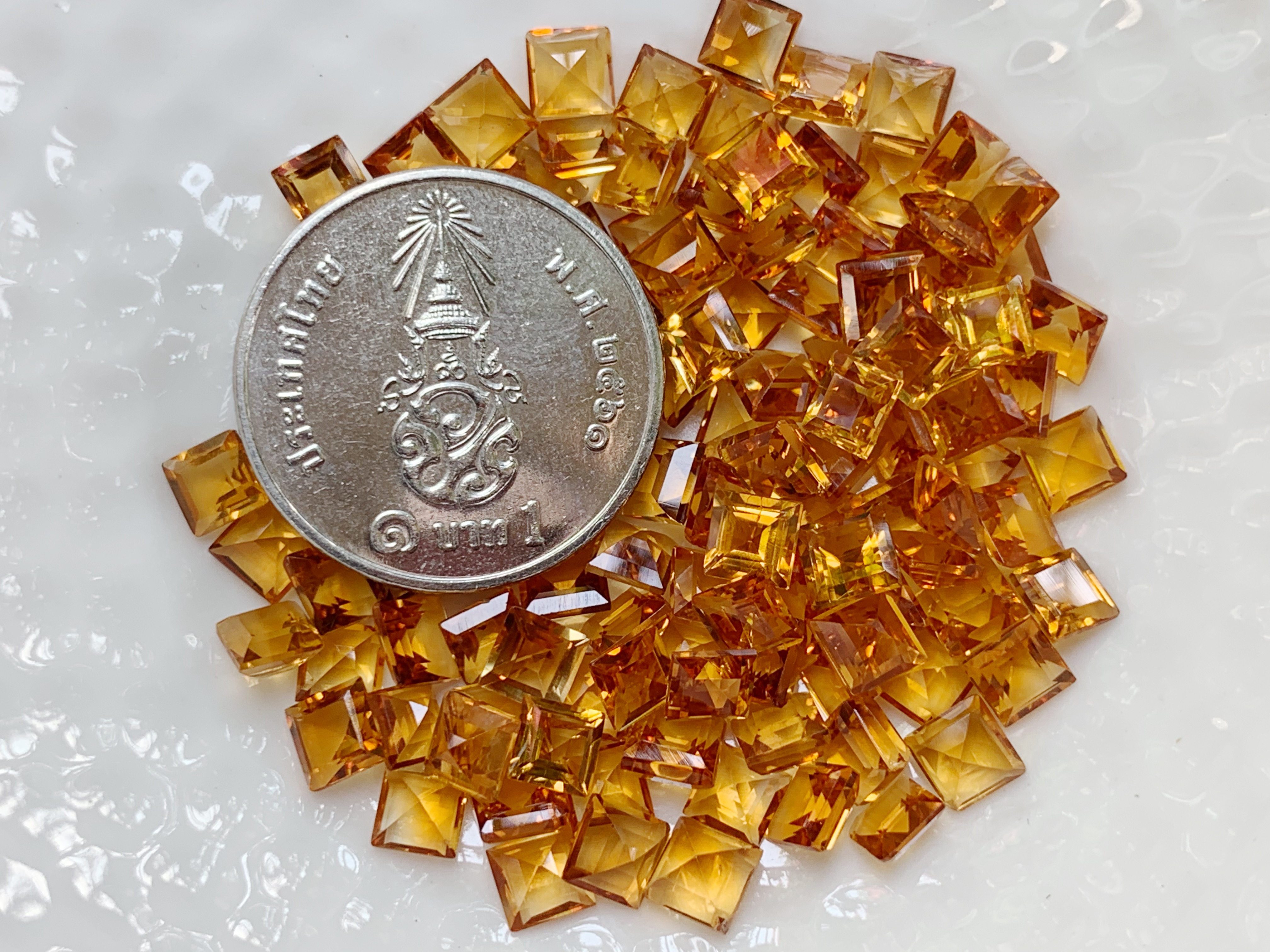 ซิทรินสีเข้มสี่เหลี่ยม 4x4 มม. 5 กะรัต