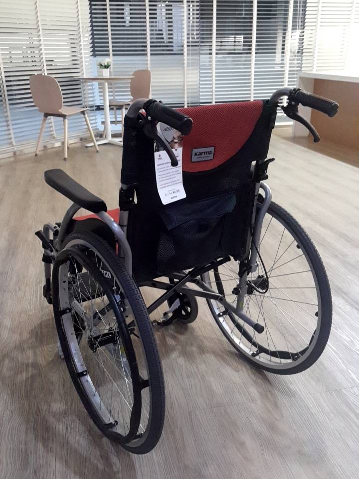 รถเข็นอลูมินัมอัลลอยด์คาร์ม่า รุ่น S-Ergo 125 (WheelChair KARMA S-Ergo 125) ถอดชิ้นส่วนได้ เปิดที่พักแขนขึ้นได้ สะดวกต่อการเคลื่อนย้ายผู้ใช้งาน นั่งสบาย รองรับน้ำหนักสูงสุด 115 กิโลกรัม ของแท้ รับประกันศูนย์ไทย 5 ปี