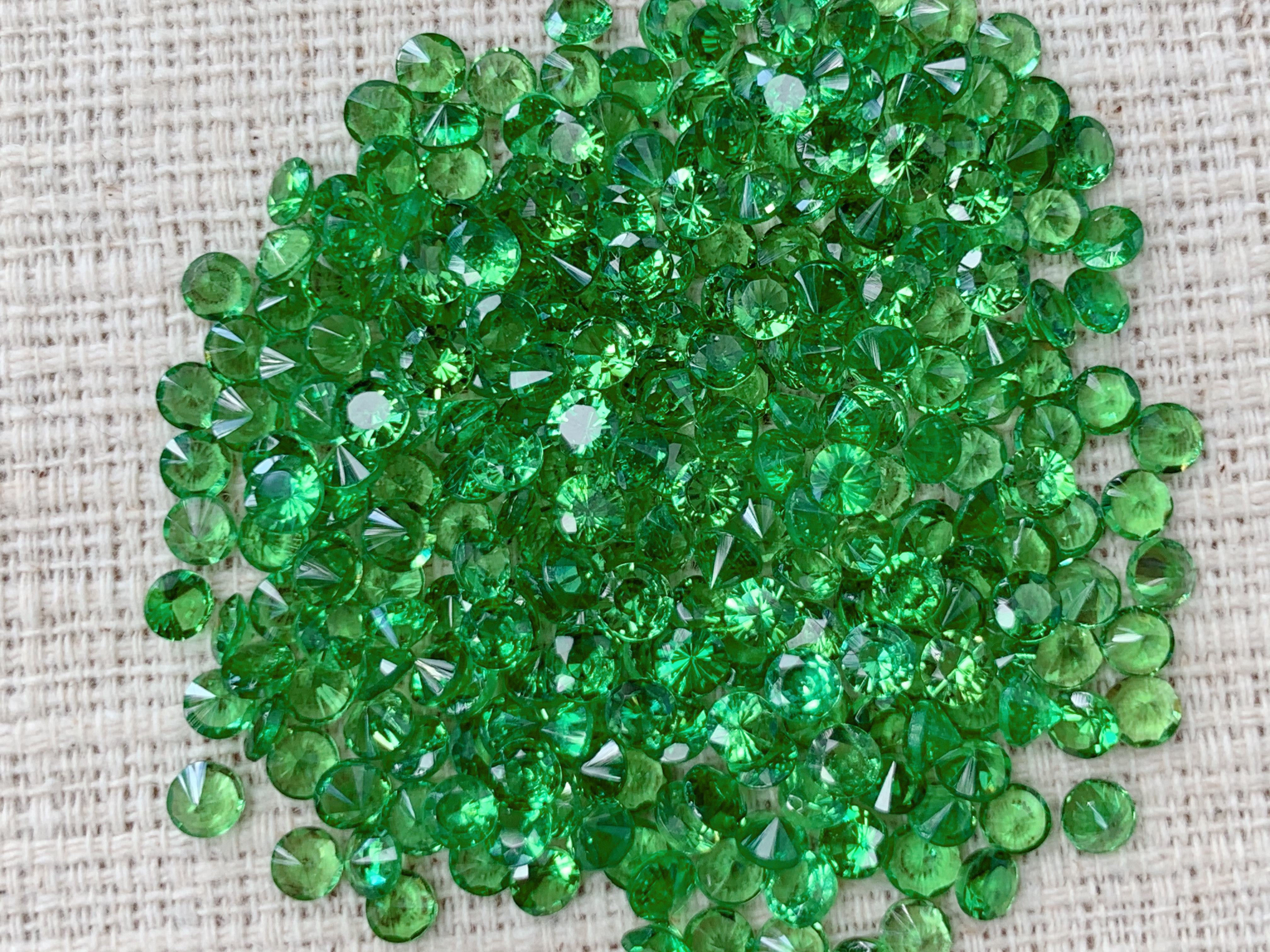 ซาโวไรท์กลม 2.7 มม. 1 กะรัต