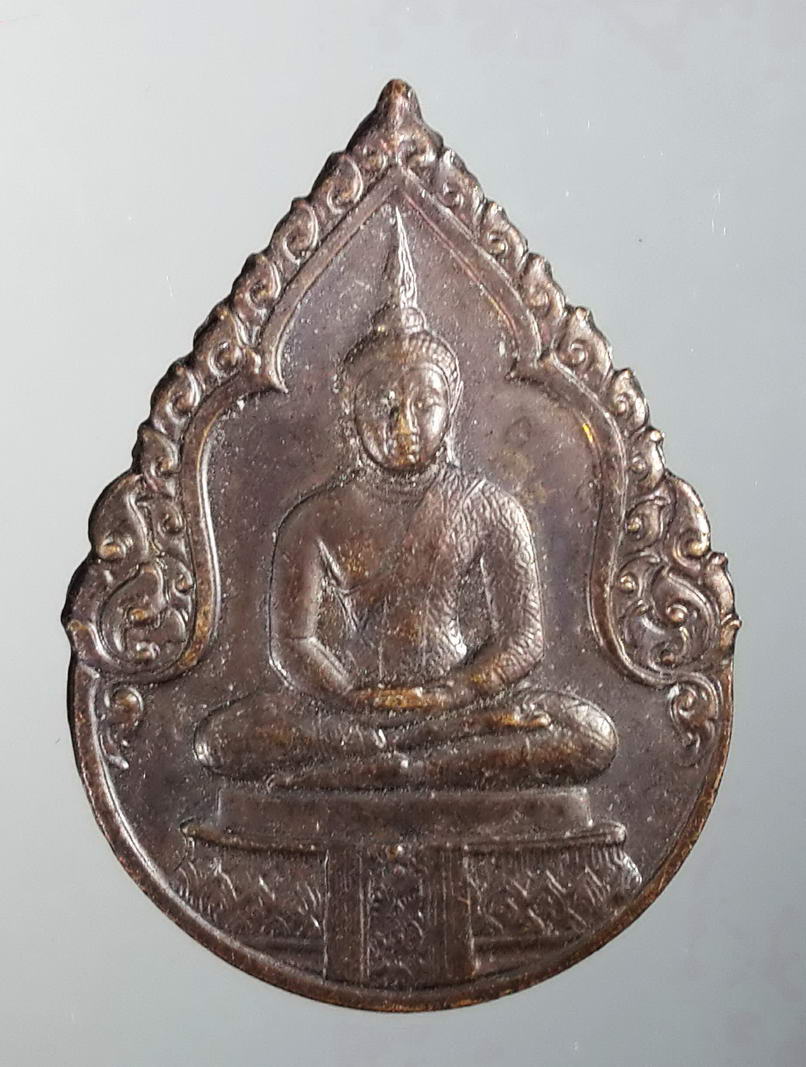 รหัสสินค้า เหรียญพระพุทธ 427 เหรียญพระแก้วมรกต หลังภปร. ฉลองวัดพระศรีรัตนศาสดาราม สร้างปี 2525 พระรายการนี้ให้เช่าบูชาเเล้ว