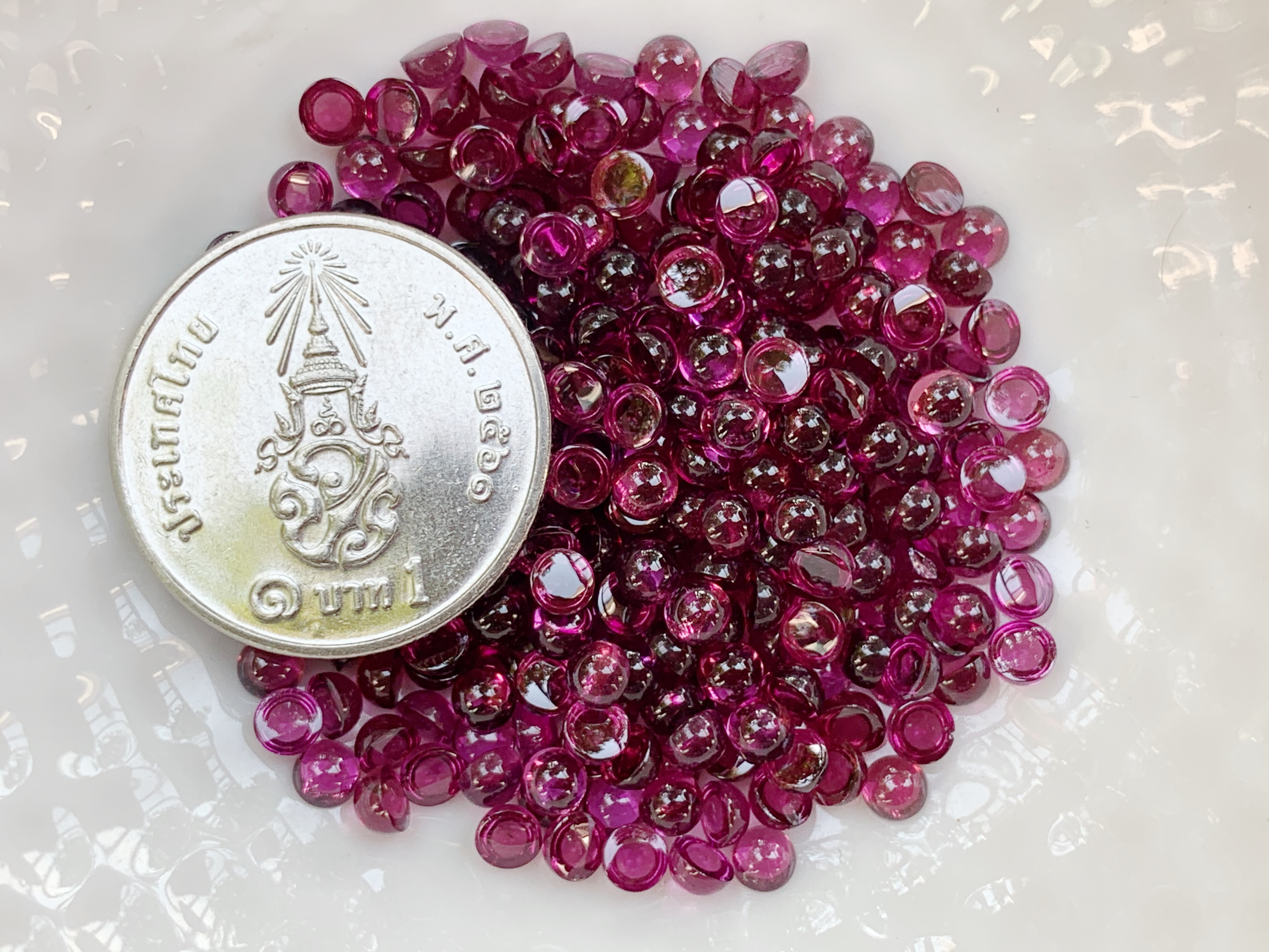 โรโดไลท์กลมหลังเบี้ย 3.0 มม. 10 กะรัต