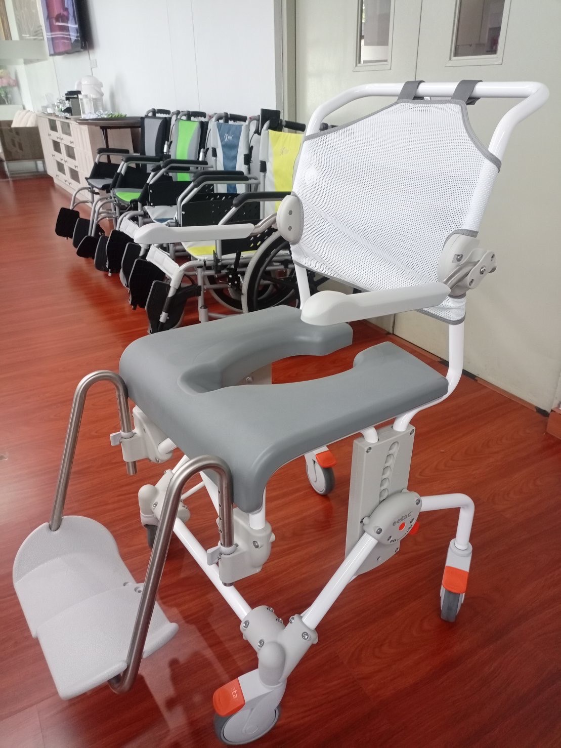 รถเข็นอาบน้ำ นั่งถ่าย อเนกประสงค์ อีแทค สวิฟท์ โมบิล 2 คอมโหมด แชร์ (ETAC SWIFT MOBIL -2) เบาะกว้างพิเศษ รองรับน้ำหนักผู้ใช้งานสูงสุด 160 กิโลกรัม