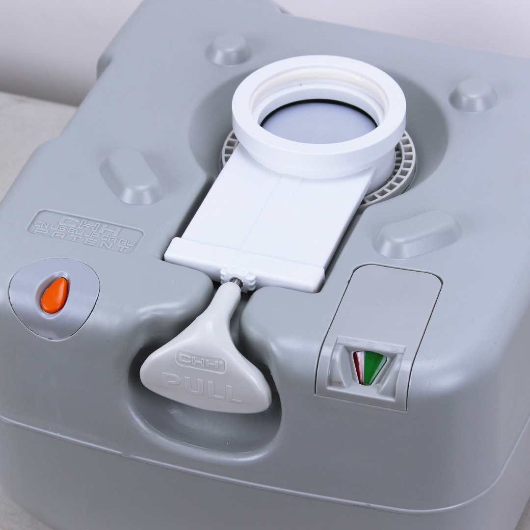 สุขาเคลื่อนที่ รุ่น P.1 ฝารองนั่งแบบวงรี ความจุน้ำสะอาด 12 ลิตร ความจุของเสีย 21 ลิตร ฟรีสายฉีดชำระ