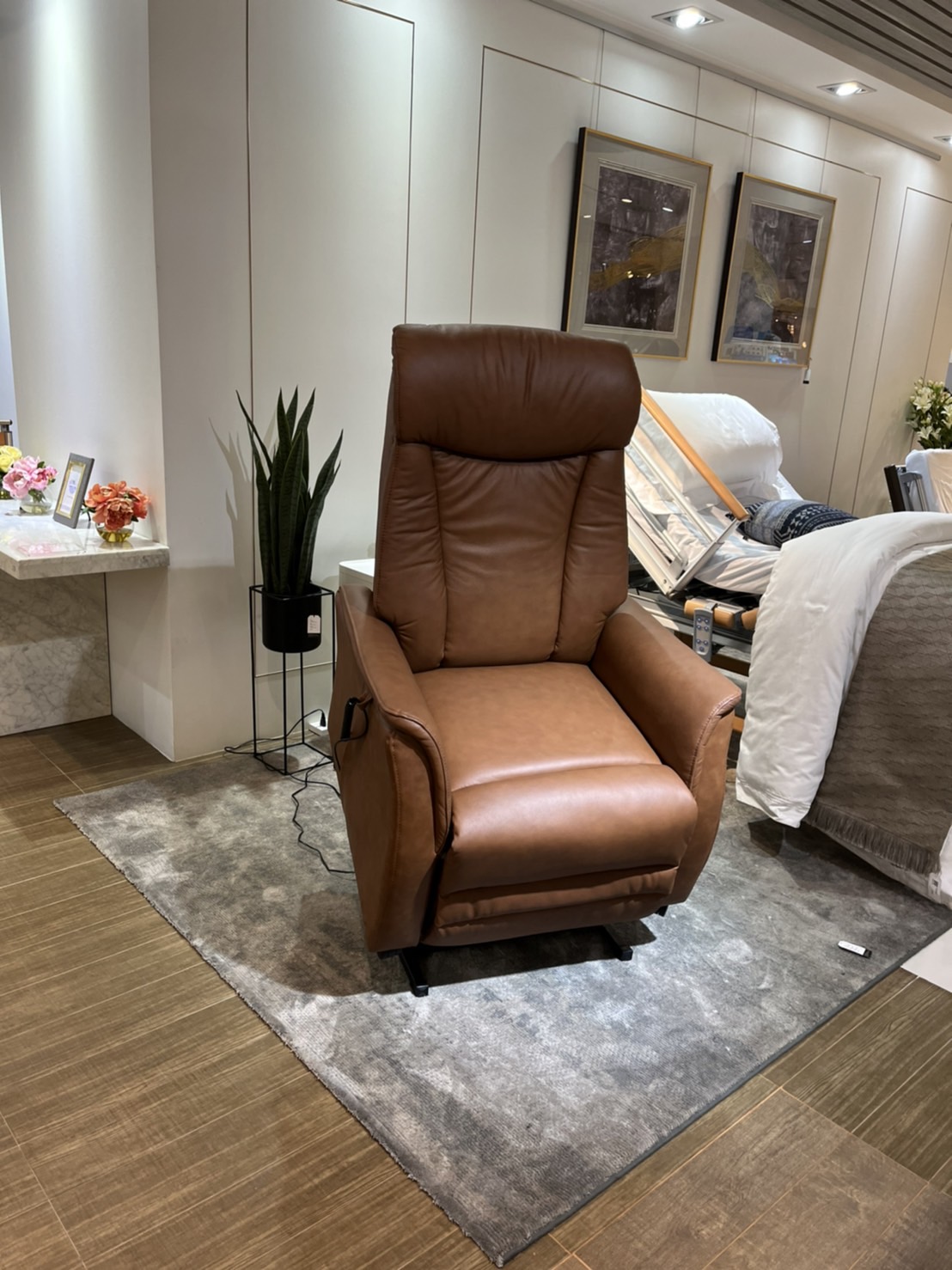 เก้าอี้พักผ่อนปรับไฟฟ้า ช่วยพยุงลุก-นั่ง Chilton Chair หุ้มหนังแท้ผิวสัมผัส นุ่มสบายต่อการใช้งาน