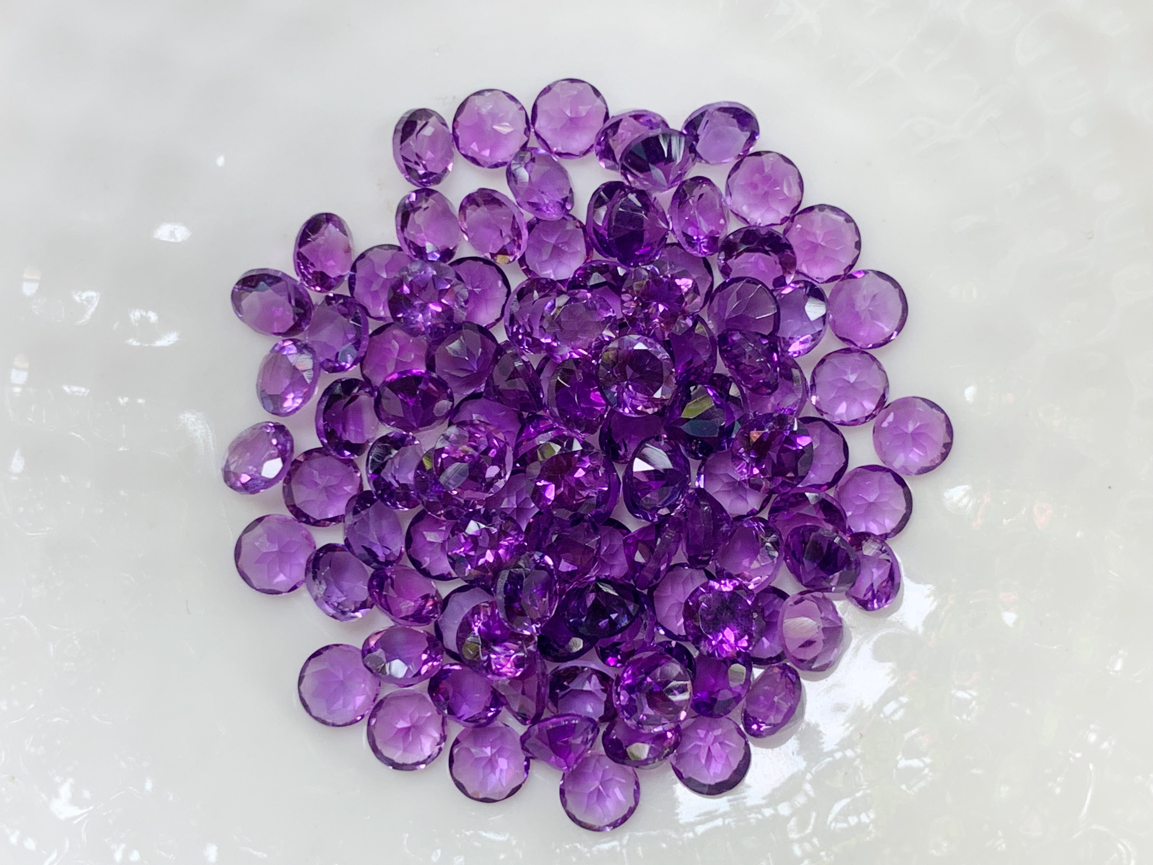 อเมทิสเข้มกลม 4.0 มม. 5 กะรัต