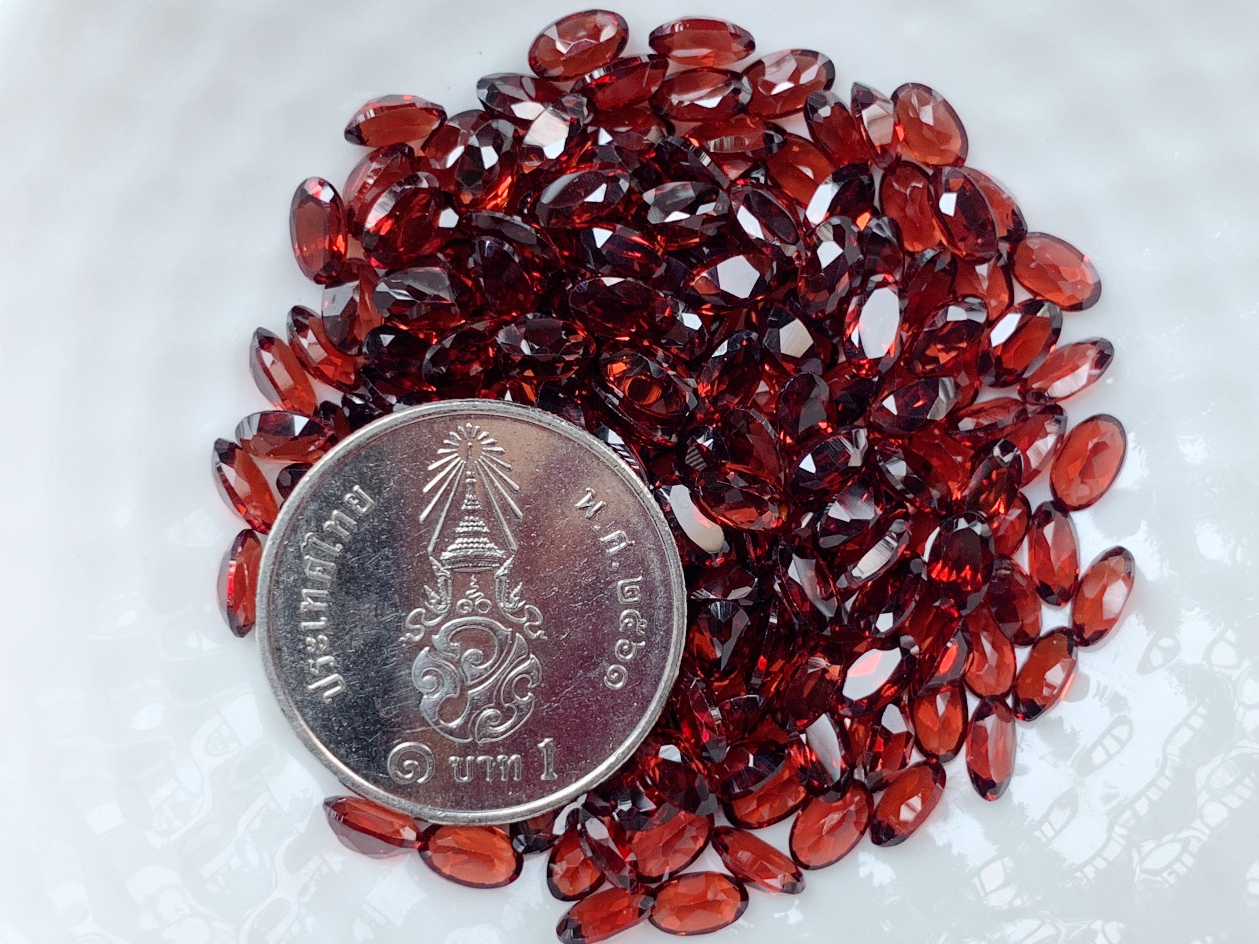 โกเมนไข่ 5X3 มม. 5 กะรัต