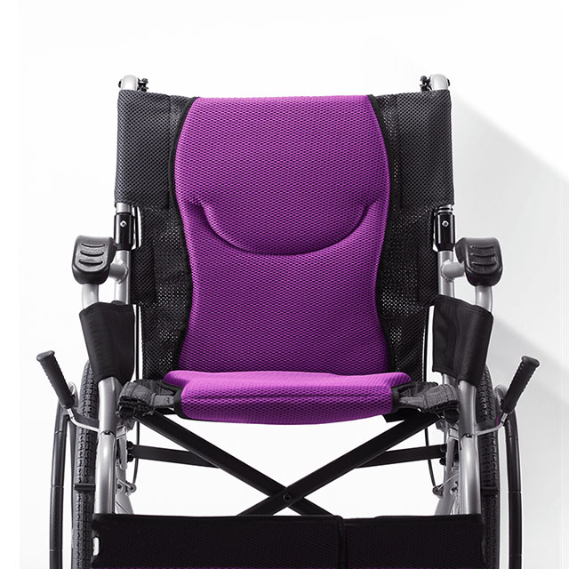 รถเข็นวีลแชร์น้ำหนักเบา อลูมินัมอัลลอยด์คาร์ม่า KARMA Ergo Lite 2 โครงพักเท้าสวิงเก็บได้ เคลื่อนย้ายผู้ใช้งานสะดวก ล้อหลังใหญ่ 20 นิ้ว น้ำหนักเบาเพียง 10.5 กิโลกรัม (รุ่นยอดนิยม)