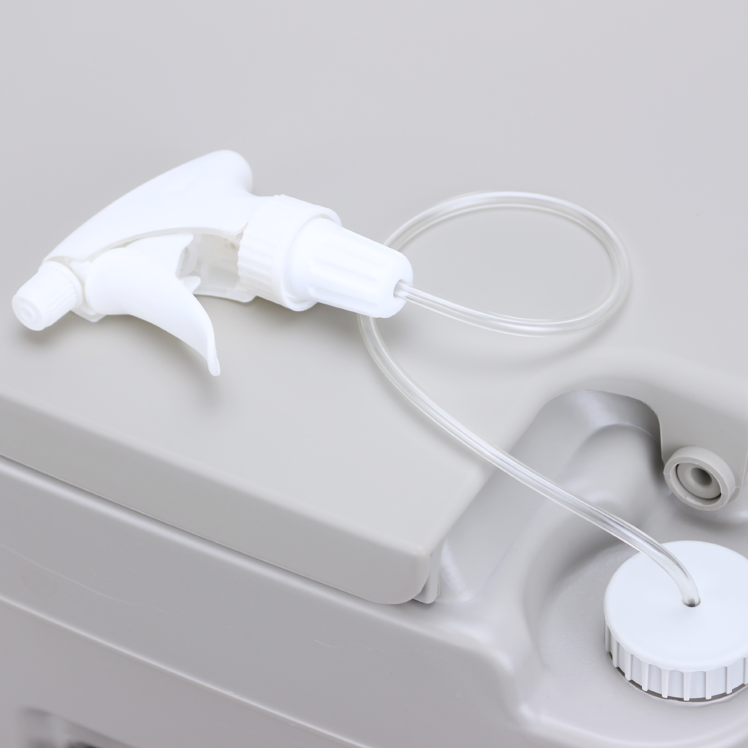 สุขาเคลื่อนที่ รุ่น P.3 รุ่นประหยัด ฝารองนั่งแบบวงกลม ความจุน้ำสะอาด 10 ลิตร ความจุของเสีย 20 ลิตร ฟรีสายฉีดชำระ