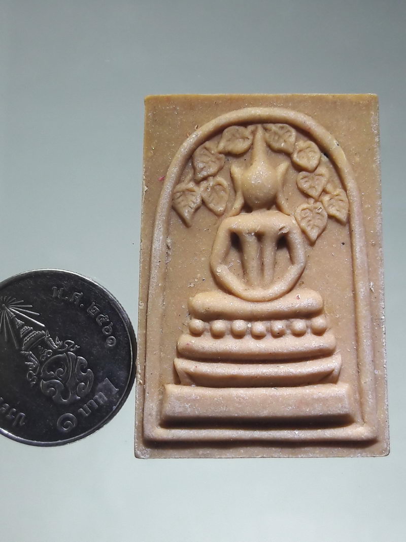 รหัสสินค้า พระมีกล่อง 369 พระสมเด็จพิมพ์ปรกโพธิ์เนื้อผงน้ำมัน รุ่นเศรษฐีดวงดี หลวงพ่อนวณ ปริสุทโธ วัดแก้วเจริญ จังหวัดสมุทรสงคราม สร้างปี 2559