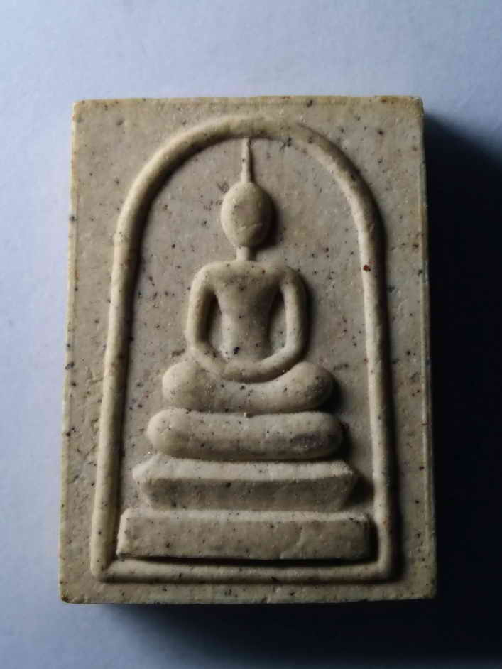 รหัสสินค้า พระสมเด็จ วัดต่างๆ 331 พระสมเด็จเนื้อผงพิมพ์คะแนน หลังพระสิวลี วัดอัมพวัน (วัดม่วงน้อย) จังหวัดกาฬสินธุ์ สร้างปี 2537 พระรายการนี้ให้เช่าบูชาแล้ว