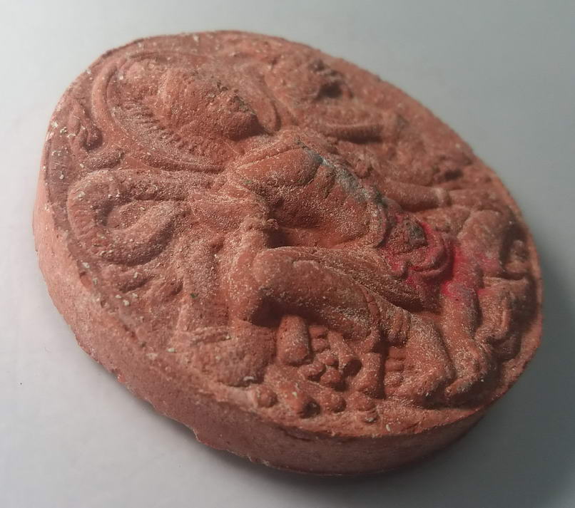 รหัสสินค้า จตุคามรามเทพ 012 จตุคามรามเทพ หลังพญาครุฑ รุ่น “ทรัพย์หมื่นล้าน” อ.วราห์ ปุญญวโร วัดโพธิ์ทอง เนื้อว่านแดง จตุคามรายการนี้ให้เช่าบูชาแล้ว