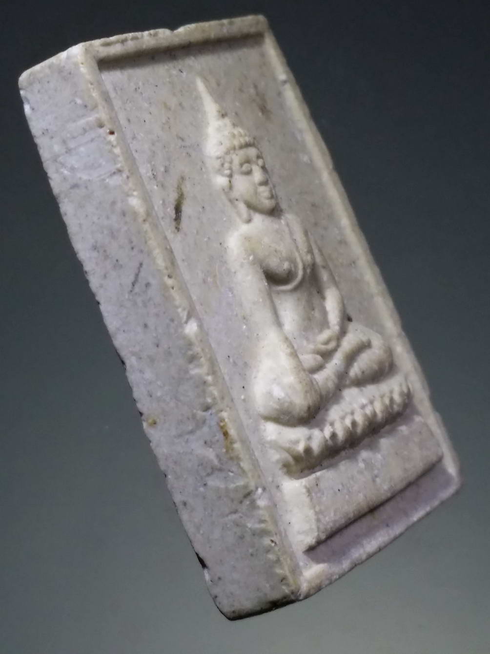 รหัสสินค้า พระไม่ทราบที่ 254 พระผงหลวงพ่อดำ รุ่น 1 ด้านหลังมีชื่อย่อวัด ว.อ.ด.ส. ไม่ทราบที่