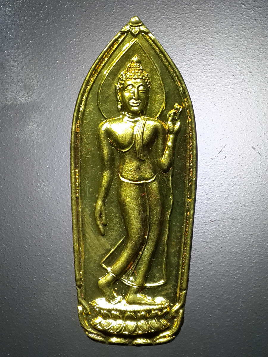 รหัสสินค้า พระมีกล่อง 315 เหรียญพระพุทธมหาธรรมราชาลิไท ที่ระลึกหล่อพระพุทธรูปปางลีลา สร้างปี 2547 เนื้อทองฝาบาตร