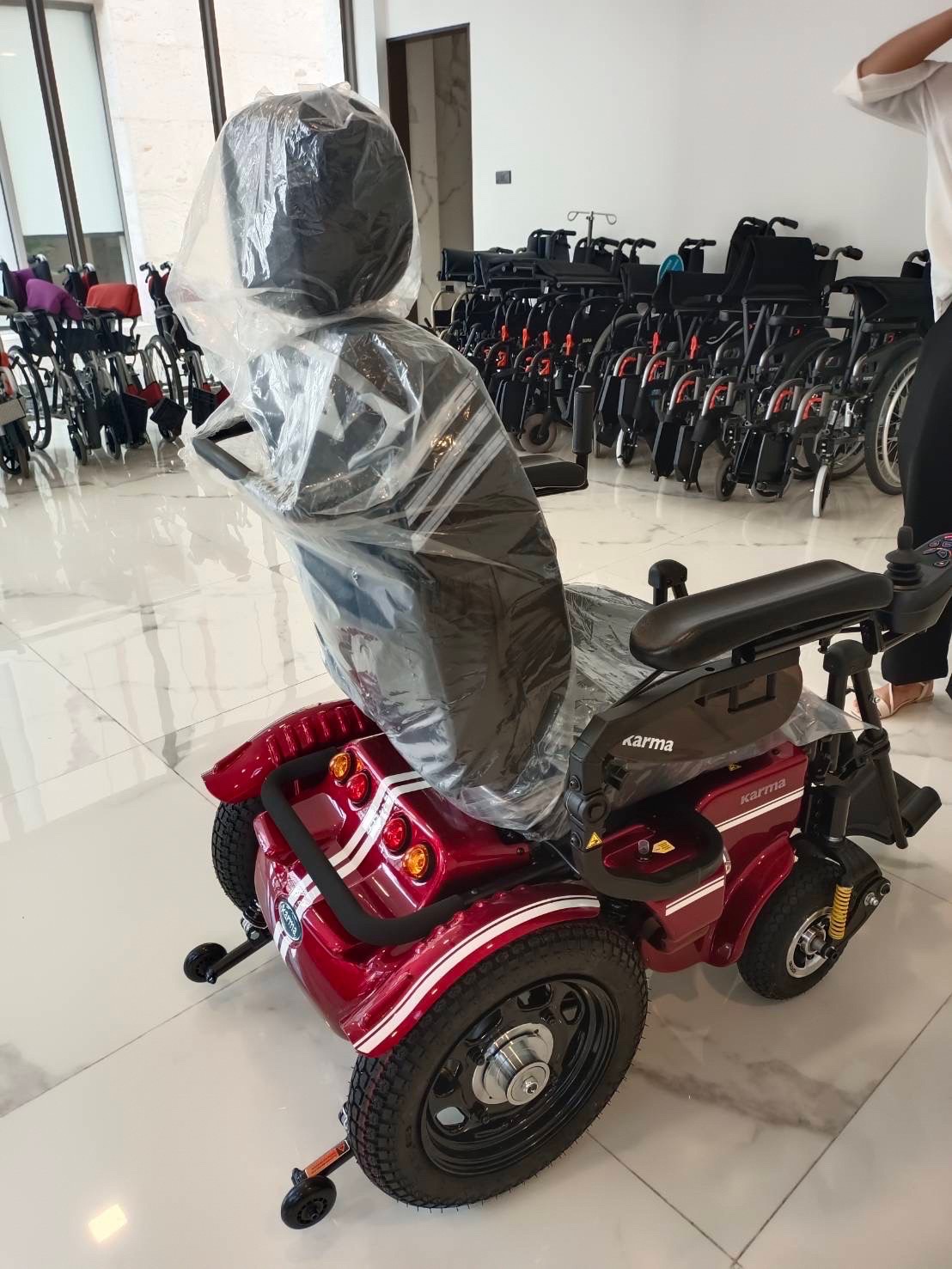 รถเข็นไฟฟ้าคาร์ม่า รุ่น Saber KP45.5 (Power WheelChair KARMA Saber KP45.5) สามารถปรับเอนนอนได้ด้วยระบบแมนนวล ของแท้ รับประกันศูนย์ไทย 5 ปี (รุ่น TOP)