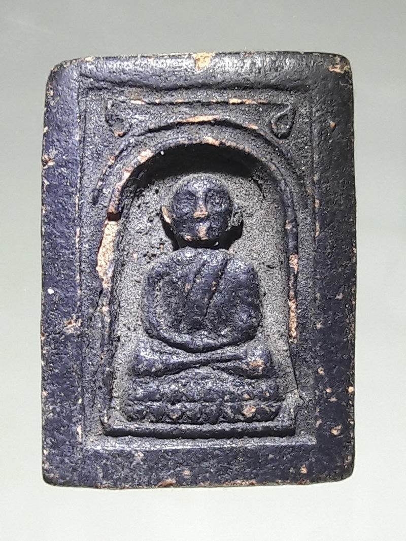 รหัสสินค้า พระเนื้อดิน ผง ว่าน 10260 หลวงปู่ทวด เนื้อดินเผา ลงรักดำ หลังสถูป ผมเองก็เพิ่งจะเคยเห็น ดูจากเนื้อหาแล้วมีอายุครับ ไม่รู้ว่าออกวัดช้างให้หรือว่าออกวัดอื่น เอาเป็นว่าผมตีว่าไม่รู้ที่