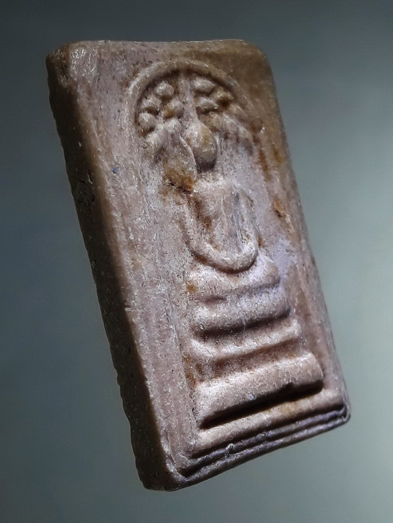 รหัสสินค้า พระเนื้อดิน ผง ว่าน 10533 พระสมเด็จพิมพ์ปรกโพธิ์ เนื้อผงน้ำมัน หลวงพ่อกวย วัดโฆสิตาราม จ.ชัยนาท