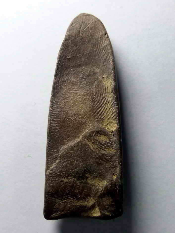 รหัสสินค้า พระกรุ 018 พระเนื้อดินปางเปิดโลก ไม่ทราบกรุ ว่าจะเป็นทางกำแพงเพชร หรือ ทางสุโขทัย พระมีขนาดกว้าง 1.87 cm ความสูง 5.07 cm