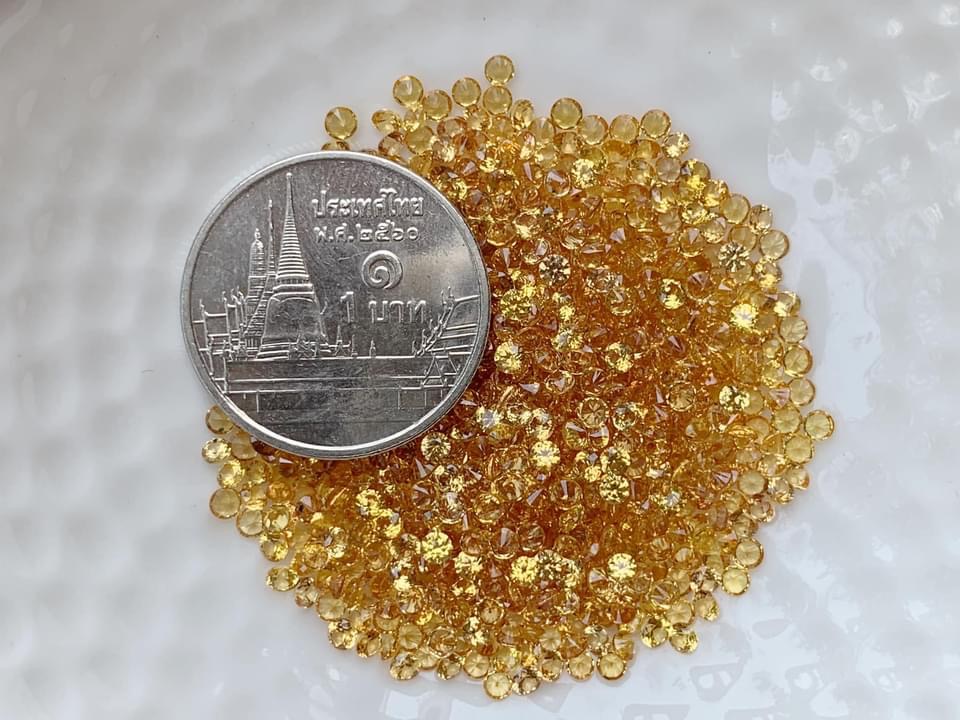 Yellow sapphire บุษราคัม 2.0 มม. 1 กะรัต