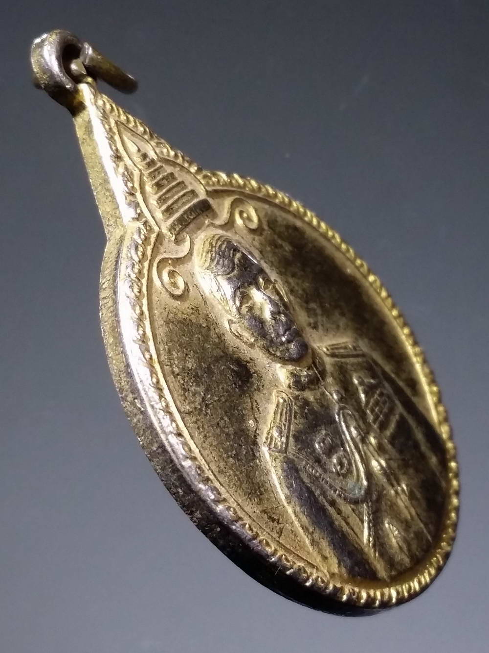 รหัสสินค้า พระมหากษัตริย์ และบุคคลสำคัญ 144 เหรียญกะไหล่ทอง รัชกาลที่ 10 ในวโรกาสสำเร็จการศึกษาโรงเรียนเสนาธิการทหารบก สร้างปี 2520 พระรายการนี้ให้เช่าบูชาแล้ว