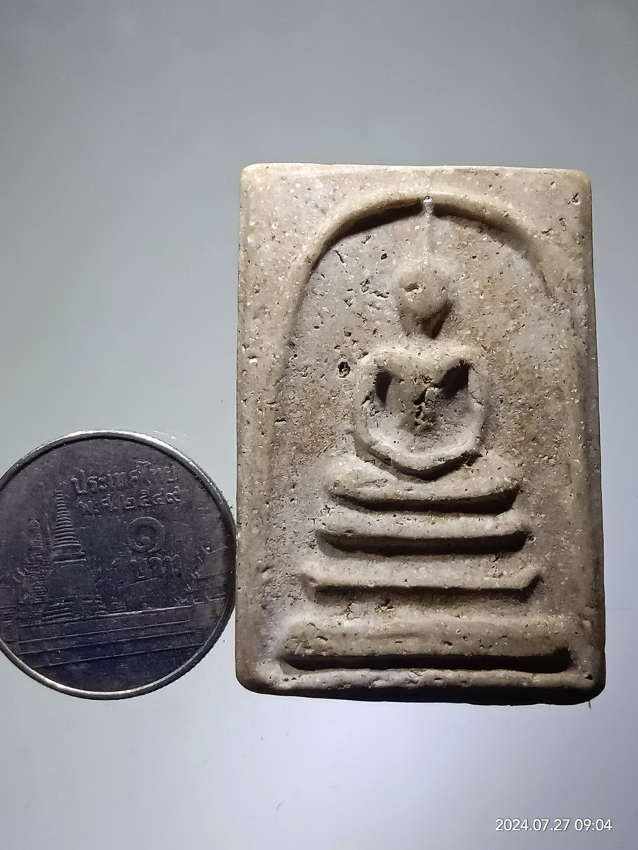 รหัสสินค้า พระสมเด็จ วัดต่างๆ 1296 พระสมเด็จเนื้อผง หลังตราแผ่นดิน ไม่ทราบปีที่สร้าง เนื้อหาเก่ามีอายุ ขนาดเมื่อเทียบกับเหรียญบาท พระรายการนี้ให้เช่าบูชาแล้ว