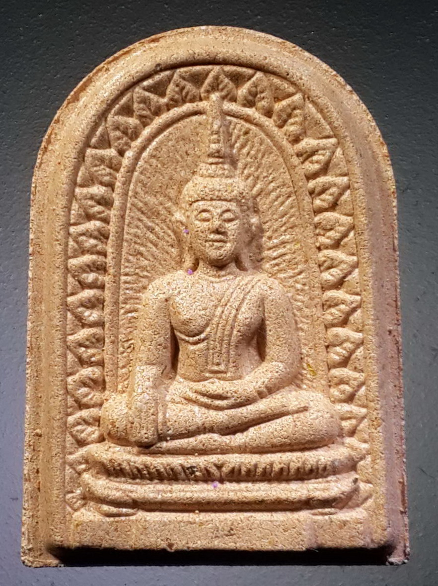 รหัสสินค้า พระมีกล่อง 336 พระผงพิมพ์ซุ้มกอ เนื้อกระเบื้องหลังคาโบสถ์ รุ่นแรก หลวงพ่อพระใส วัดโพธิ์ชัย จังหวัดหนองคาย สร้างปี 2541