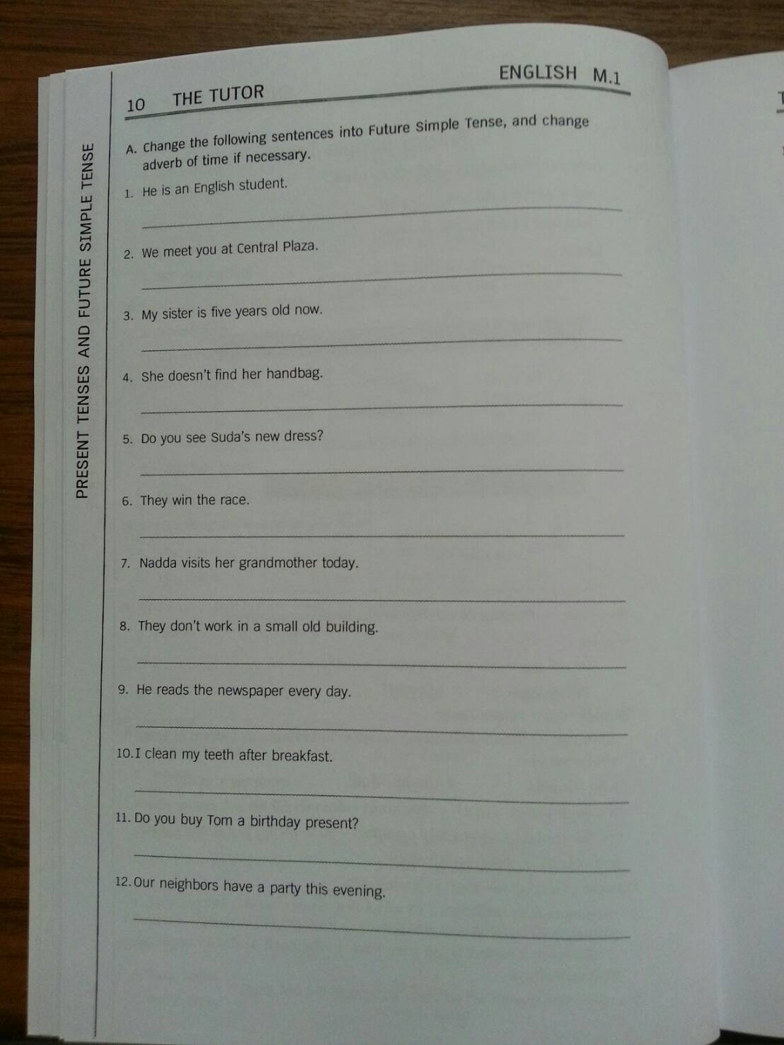 หนังสือกวดวิชา English M.1 ของ The tutor (เหมาะสำหรับเตรียมตัวสอบเข้าม.1 ด้วย)