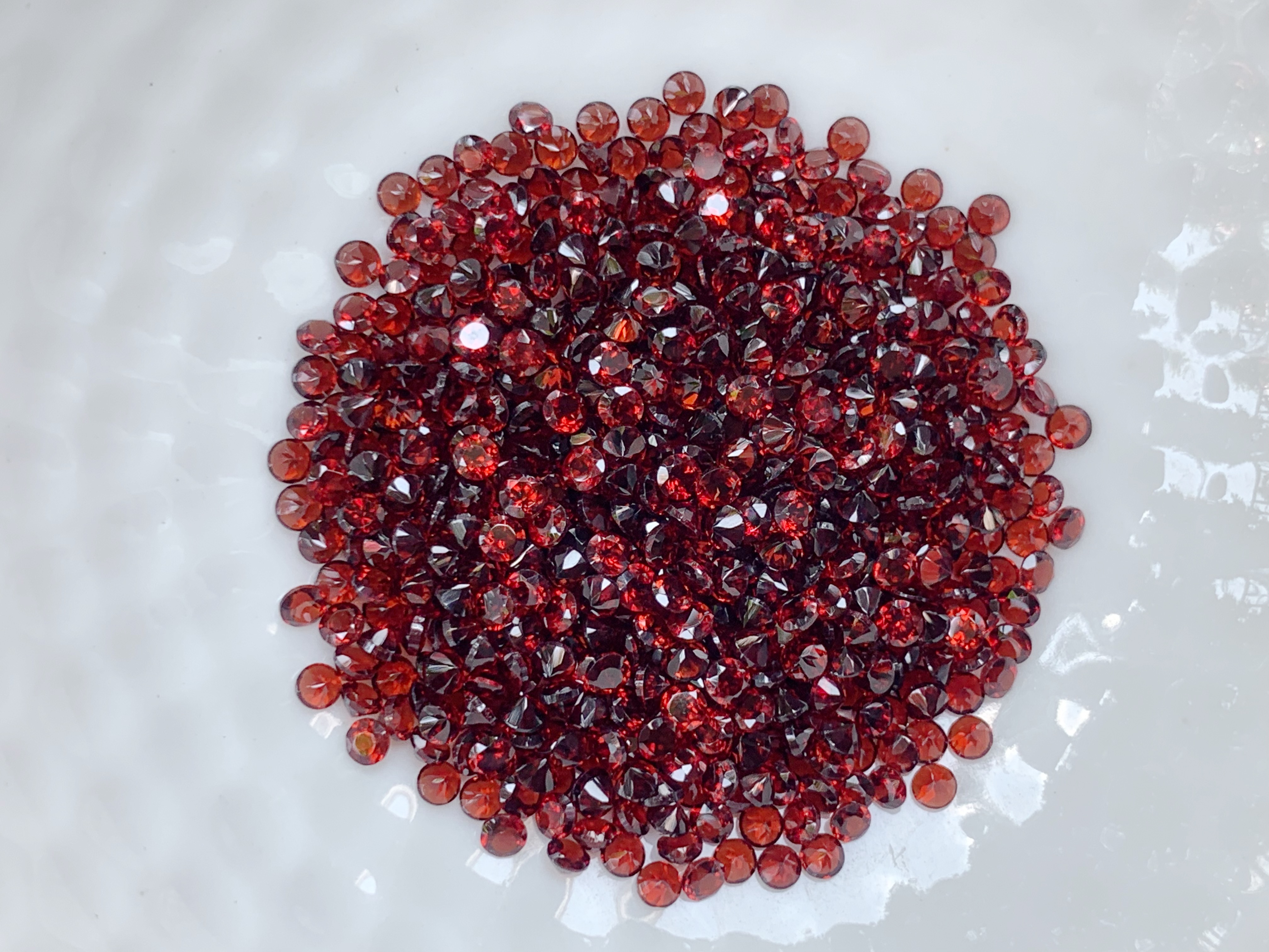 Red garnet โกเมนกลม 2.0 มม. 5 กะรัต