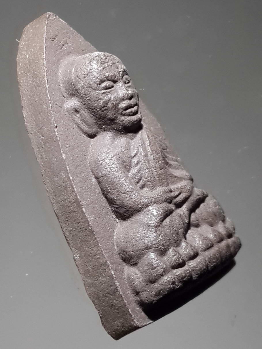 รหัสสินค้า หลวงปู่ทวด วัดต่างๆ 339 หลวงปู่ทวด วัดช้างให้ จังหวัดปัตตานี เนื้อว่าน พิมพ์เตารีด หลังตัวหนังสือนูน