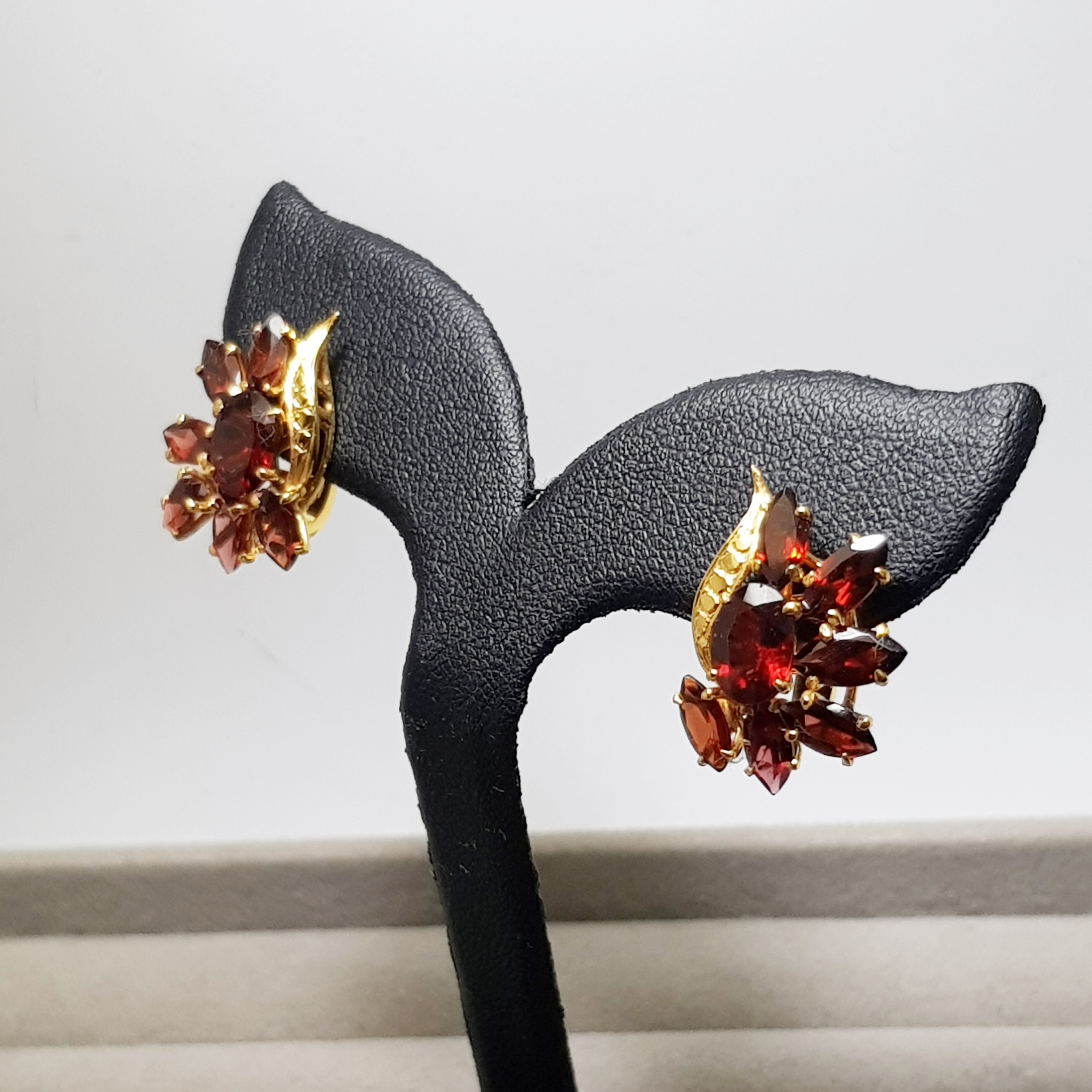 ต่างหูโกเมนลายช่อดอกไม้ **ขายแล้ว**