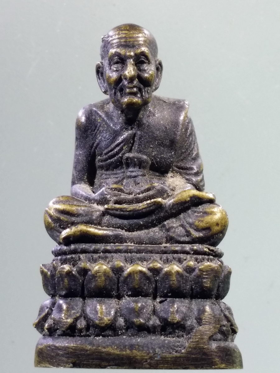 Antig FB 10778 รูปหล่อหลวงปู่ทวด นั่งฐานบัว เนื้อทองเหลืองรมดำ หล่อตัน วัดช้างให้ จังหวัดปัตตานี ไม่ทราบปีที่สร้าง เนื้อหา เก่า มีอายุครับ พระรายการนี้ให้เช่าบูชาแล้ว