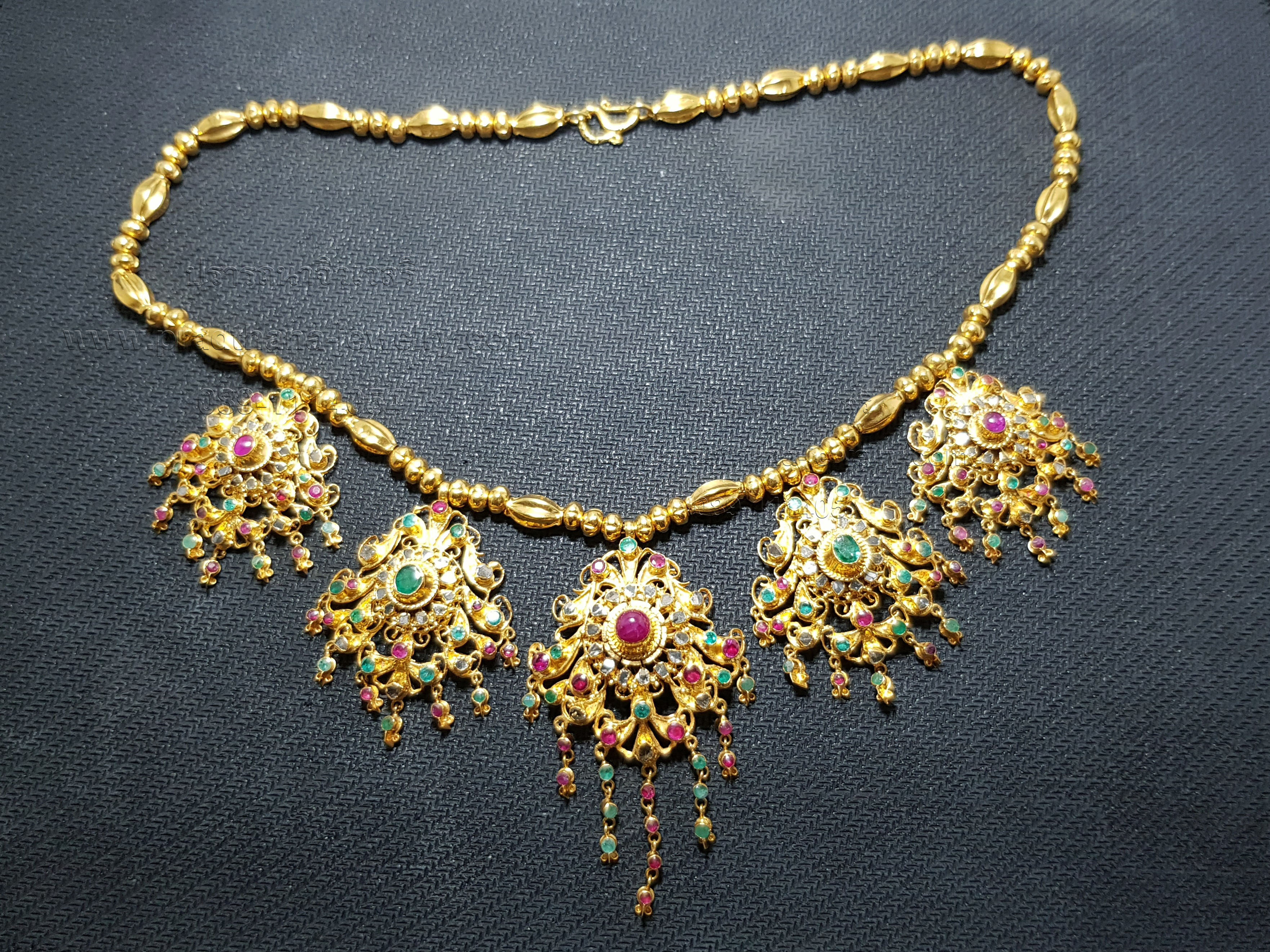 สร้อยคออุบะห้าช่อสามสี