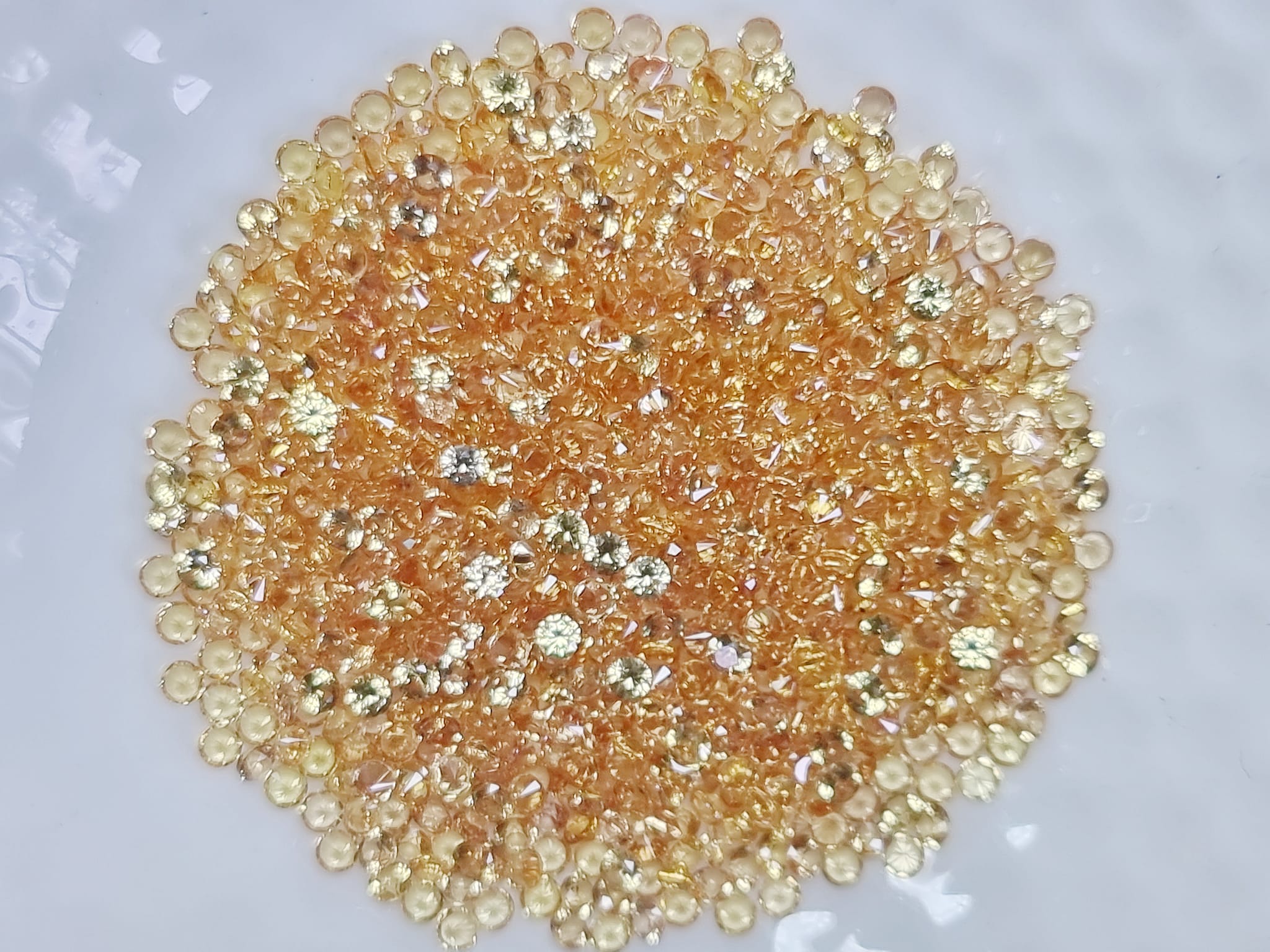 พลอยบุษราคัมกลมเจียรเหลี่ยม 1.9 มม. 1 กะรัต