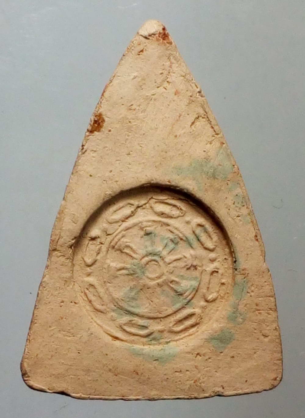 รหัสสินค้า พระไม่ทราบที่ 177 พระนางพญา เนื้อดินเผา หลังธรรมจักร ไม่ทราบที่