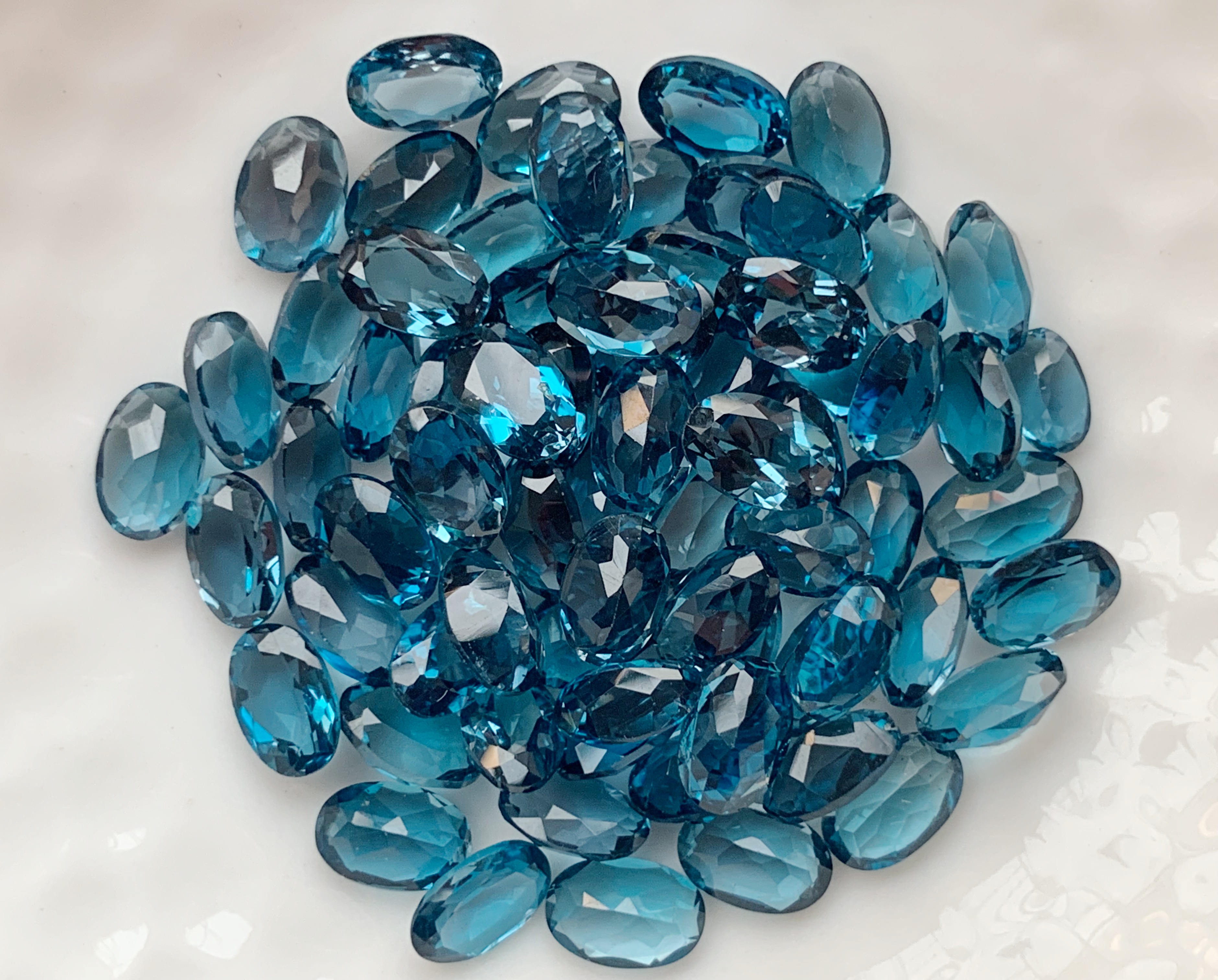 ลอนดอนบลูโทปาสไข่ 6X4 มม. 5 กะรัต