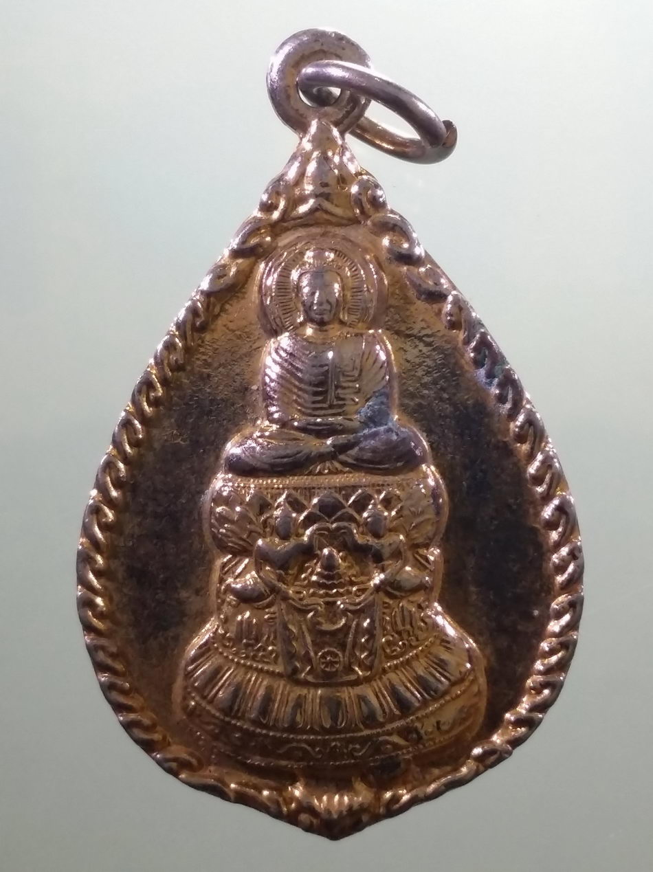 รหัสสินค้า เหรียญพระพุทธ 4120 เหรียญหยดน้ำกะไหล่ทอง พระพุทธเจ้า มหาศาสดาโลก นั่งบนบัลลังก์ดอกบัว เปล่งประกายรัศมี หลังยันต์สมปรารถนา วัดโกรกตารอด จังหวัดกาญจนบุรี